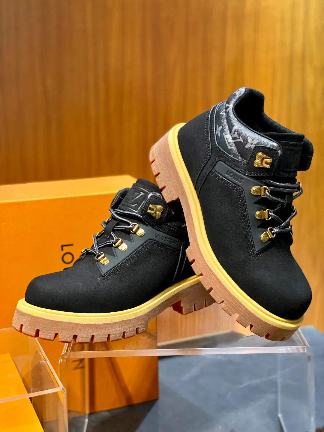 Men's Ankle Boots LOUIS VUITTON 18363479