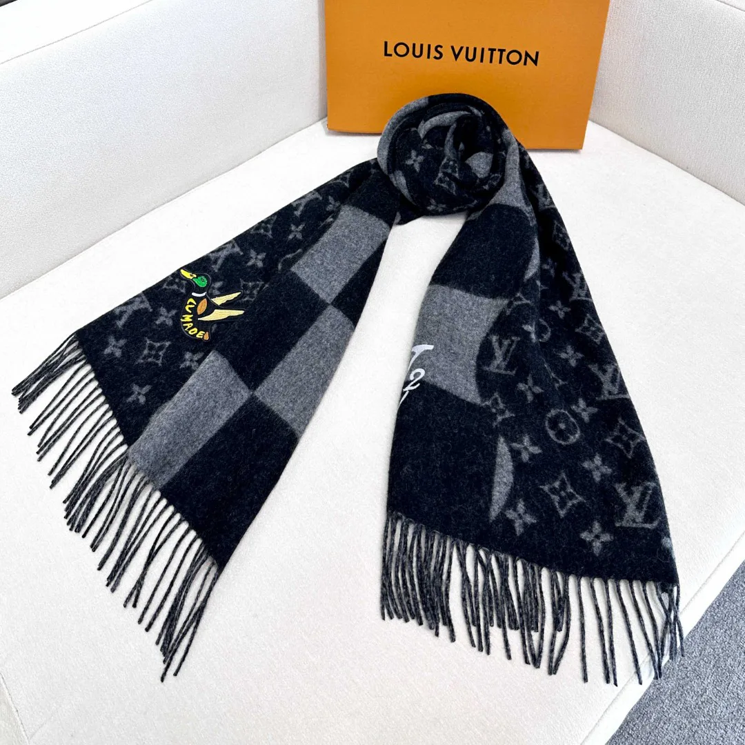 Scarves LOUIS VUITTON 18222616