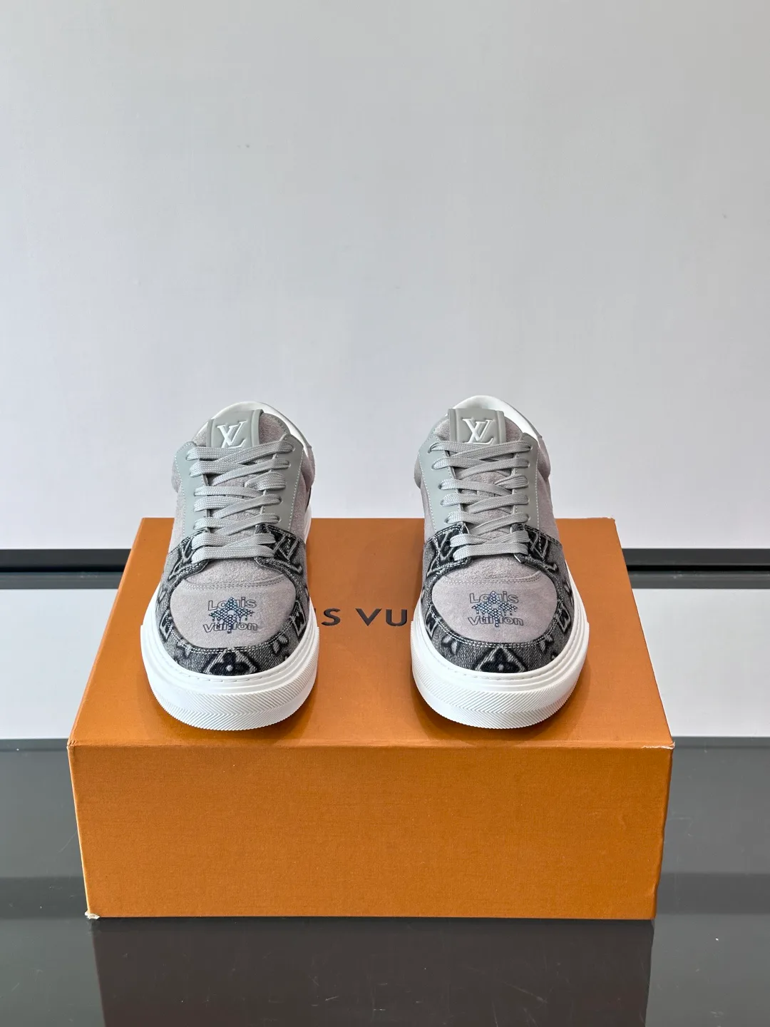 Women's Sneakers LOUIS VUITTON 17037735