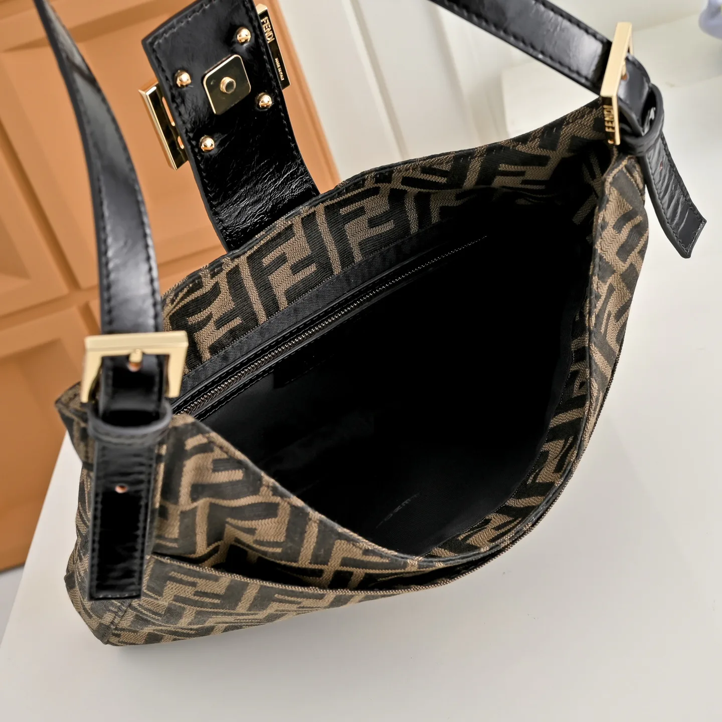 Классические Сумки Женские Fendi 18676175