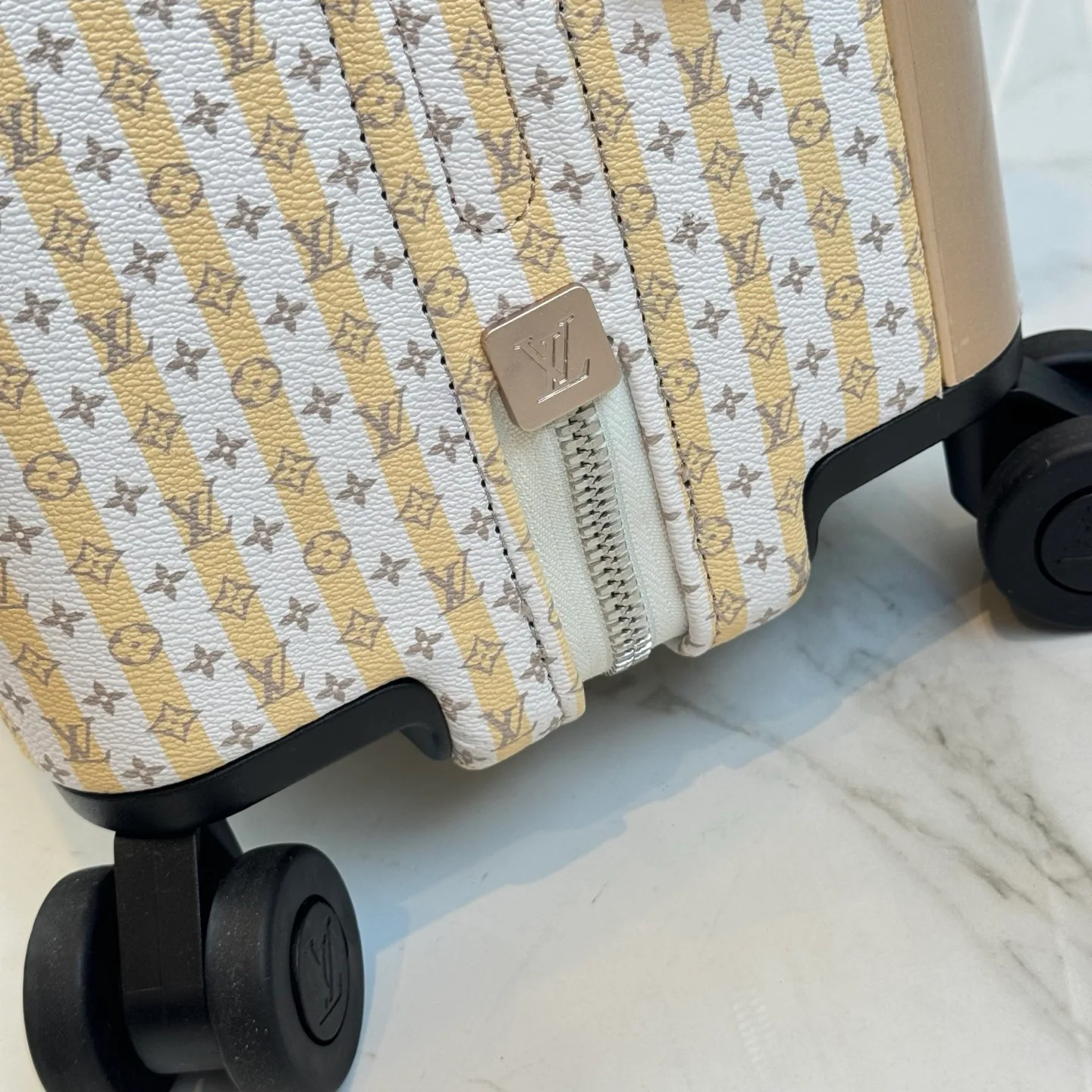 Suitcases LOUIS VUITTON 17675230
