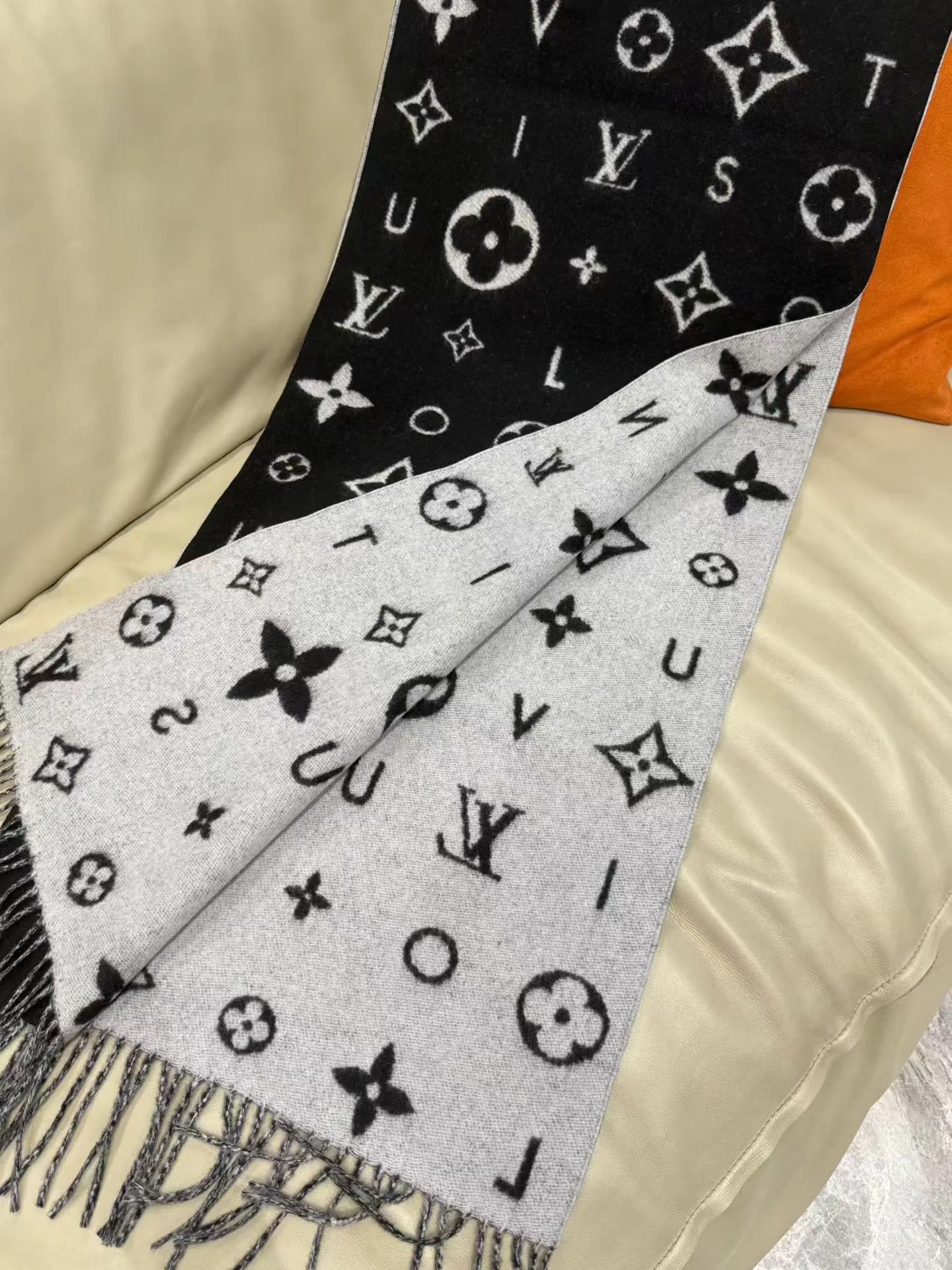 Scarves LOUIS VUITTON 18426916
