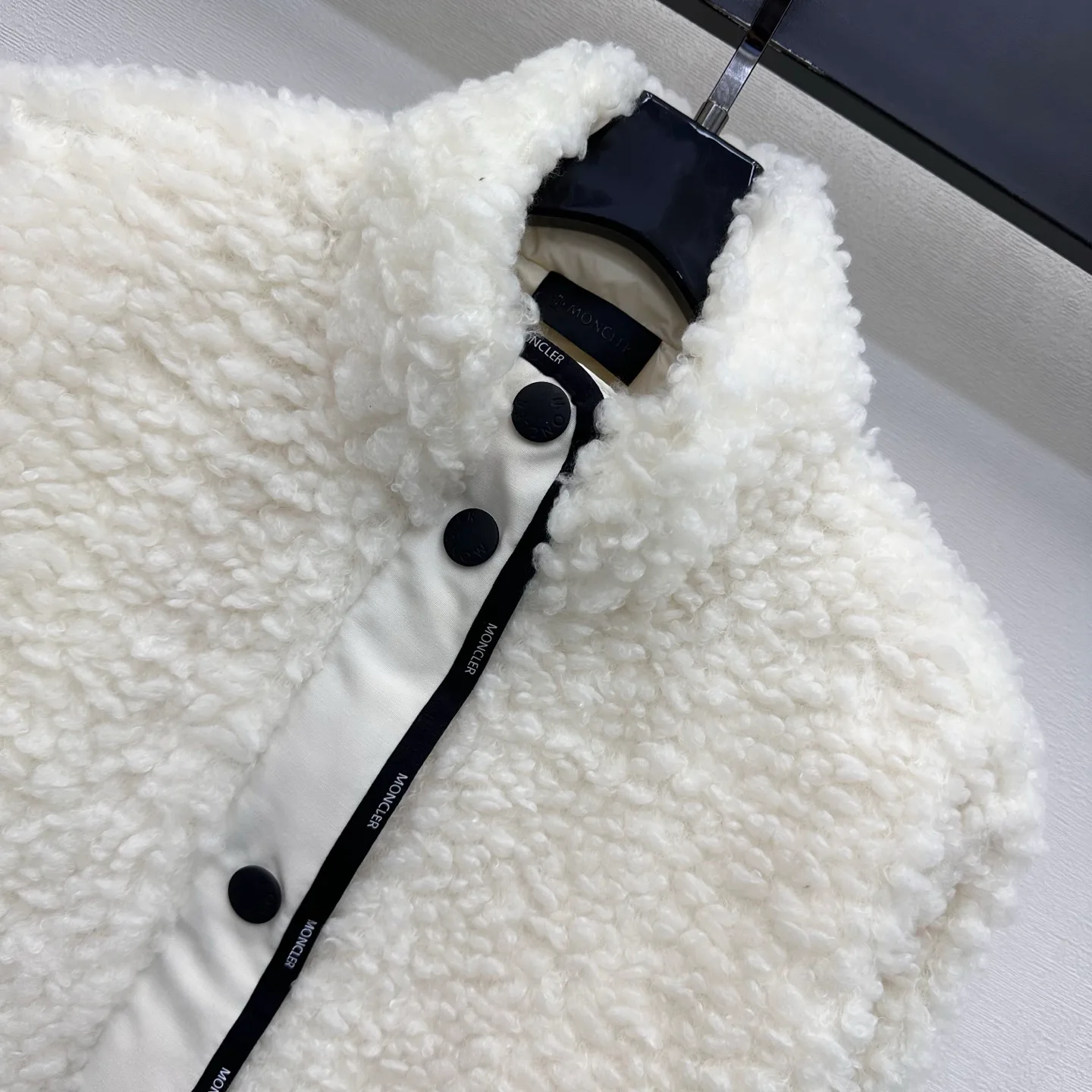 Women's Jackets And Down Jackets MONCLER 17927256