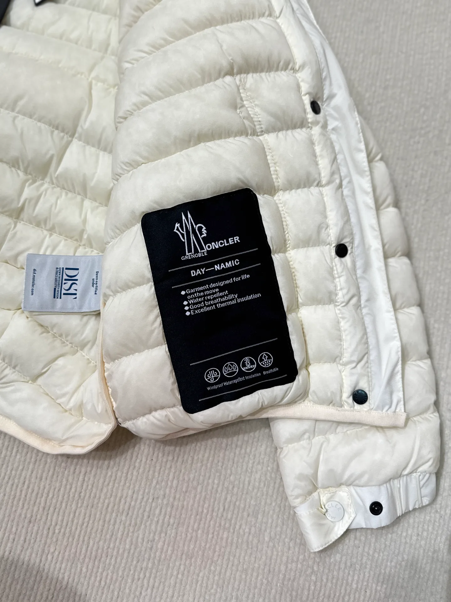 Women's Jackets And Down Jackets MONCLER 17899294