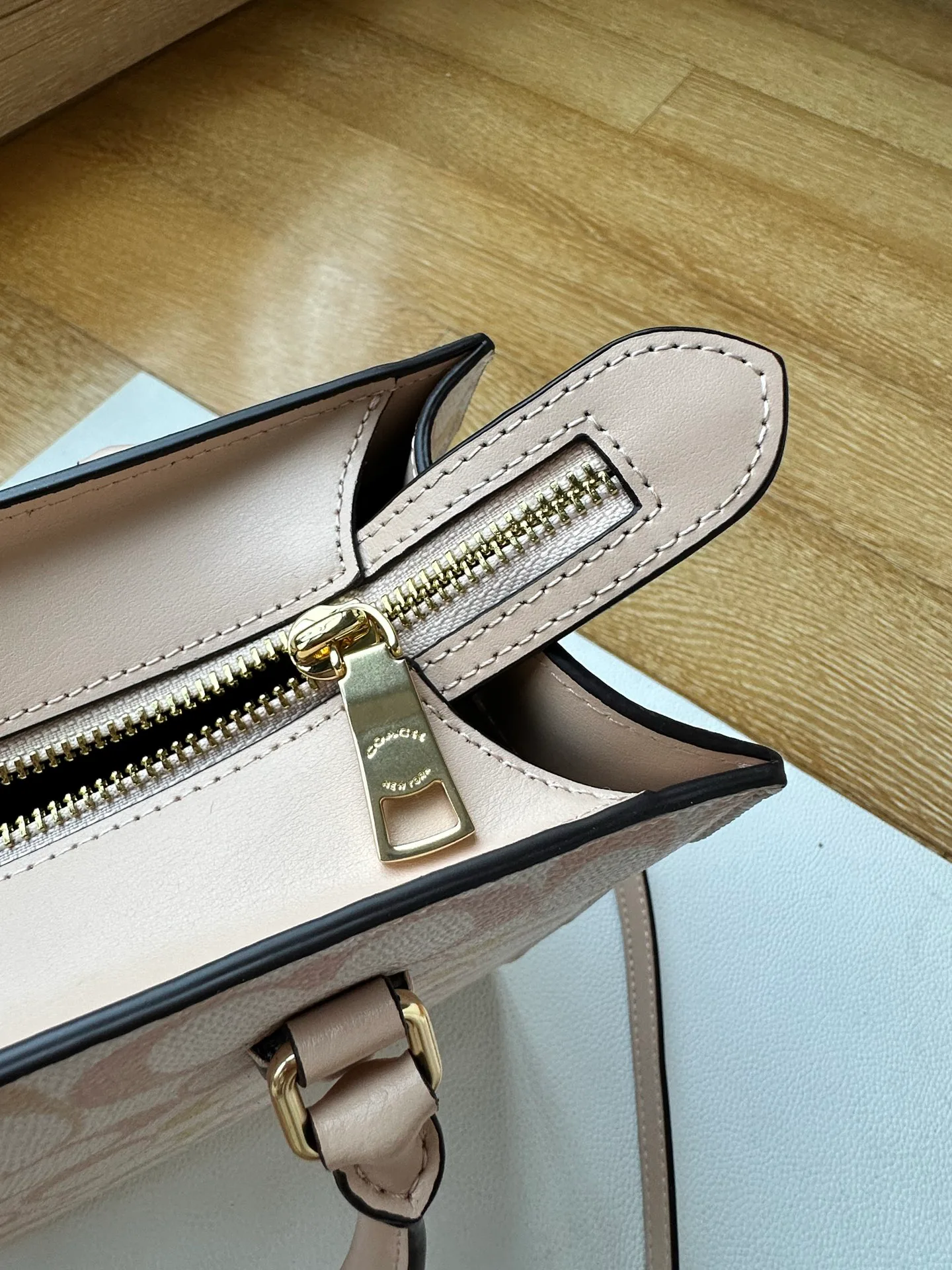 Women's Classic Handbags COACH 17960976