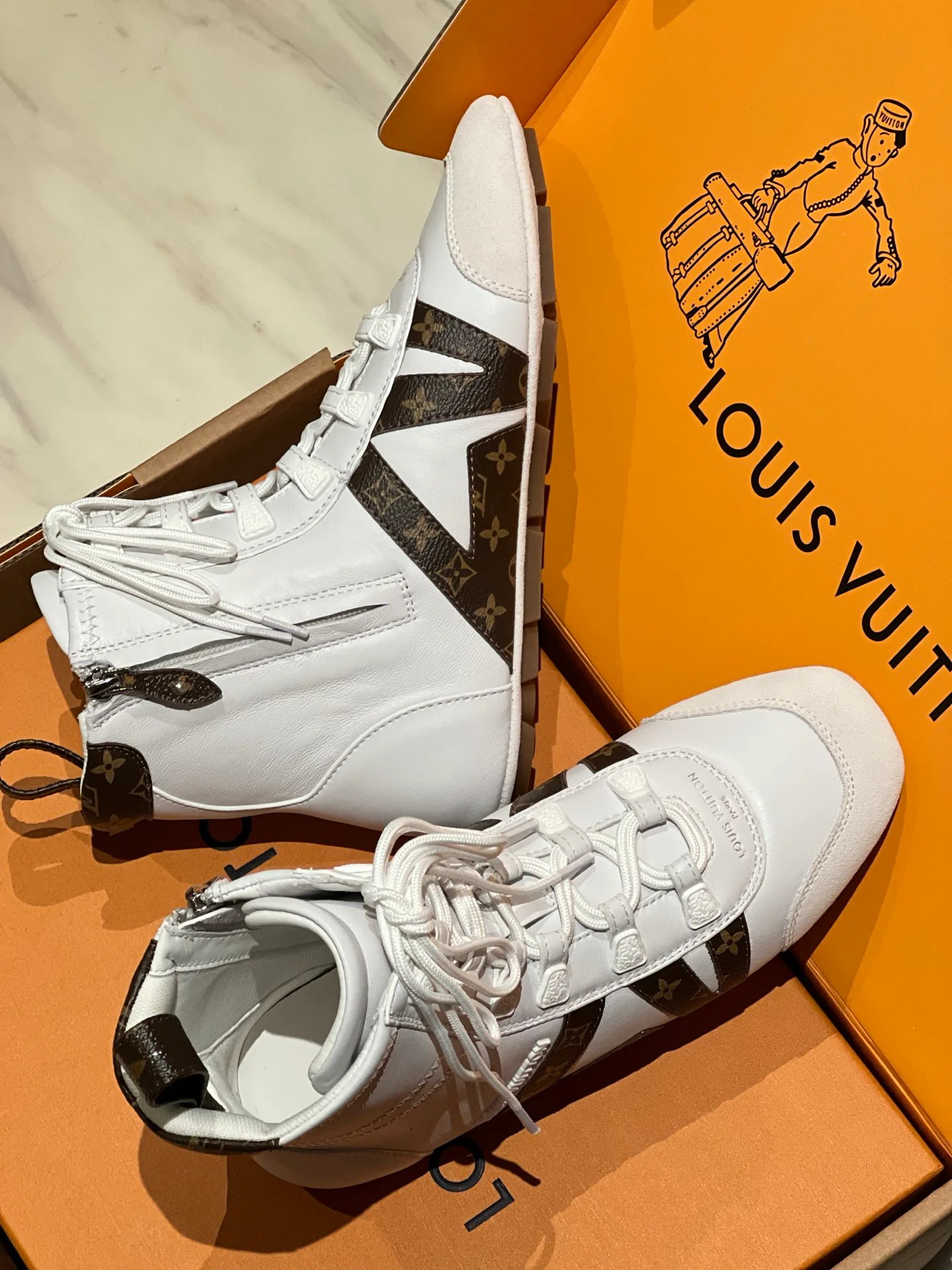 Women's Sneakers LOUIS VUITTON 18194173