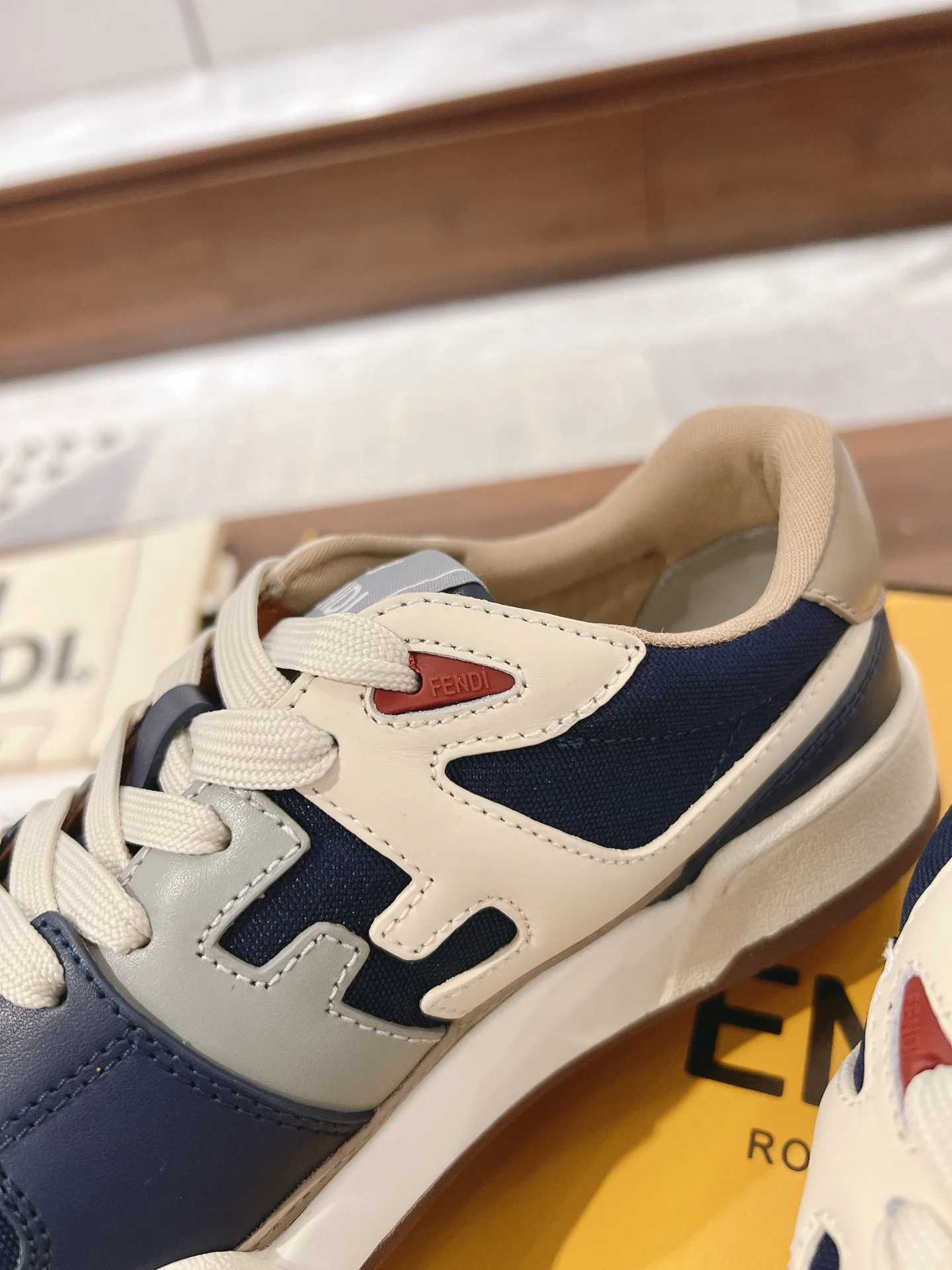 Women's Sneakers FENDI 18219546
