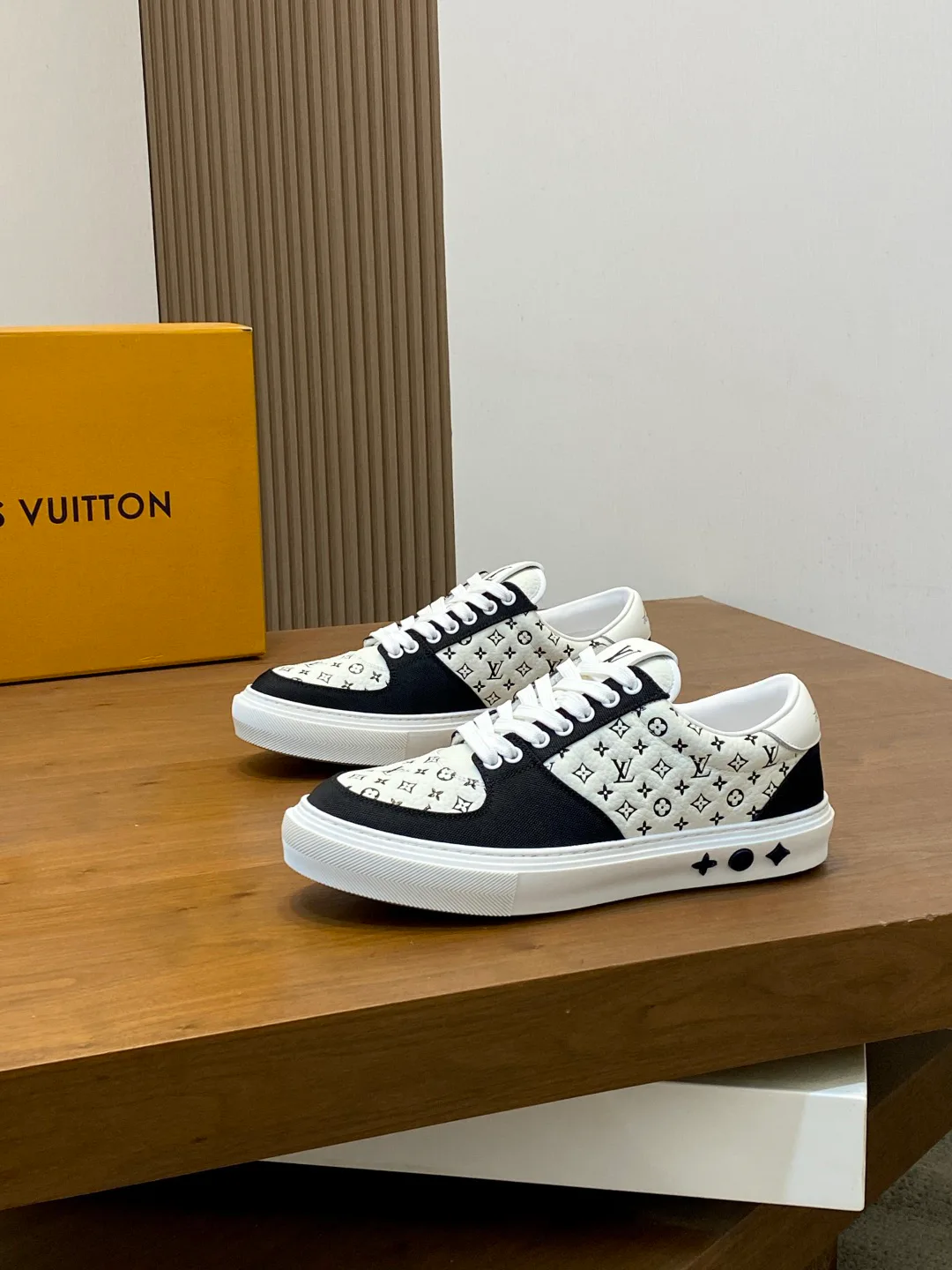Men's Sneakers LOUIS VUITTON 18078962