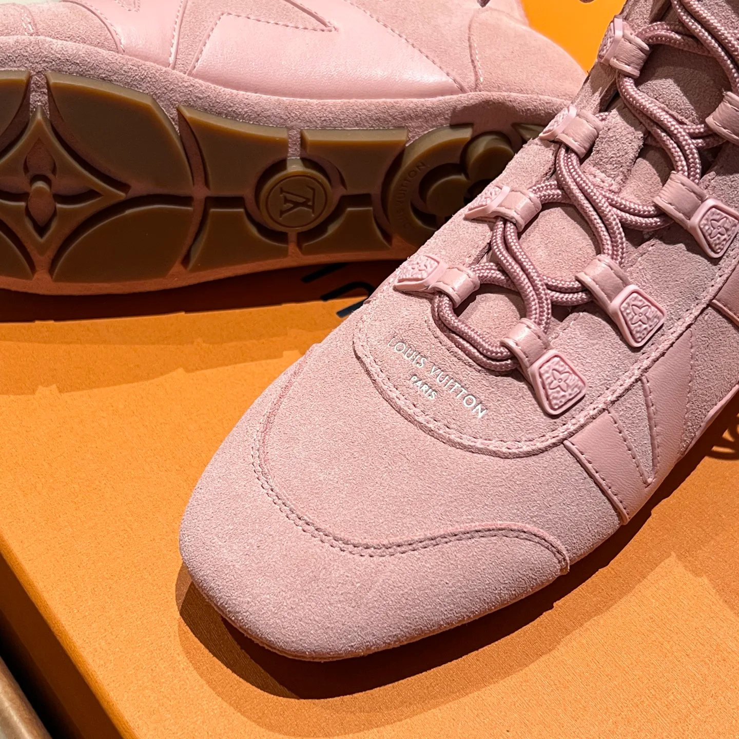 Women's Sneakers LOUIS VUITTON 18194176