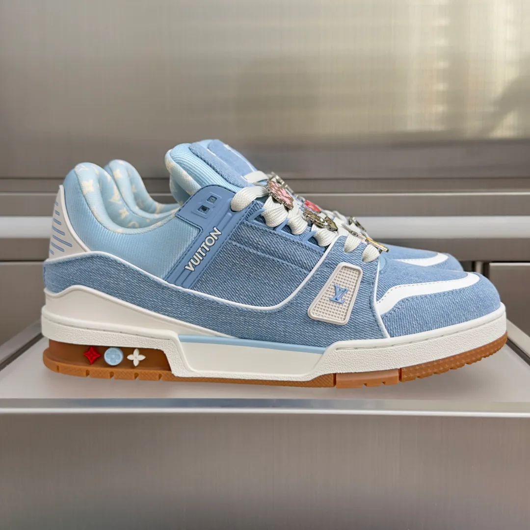 Women's Sneakers LOUIS VUITTON 17950309