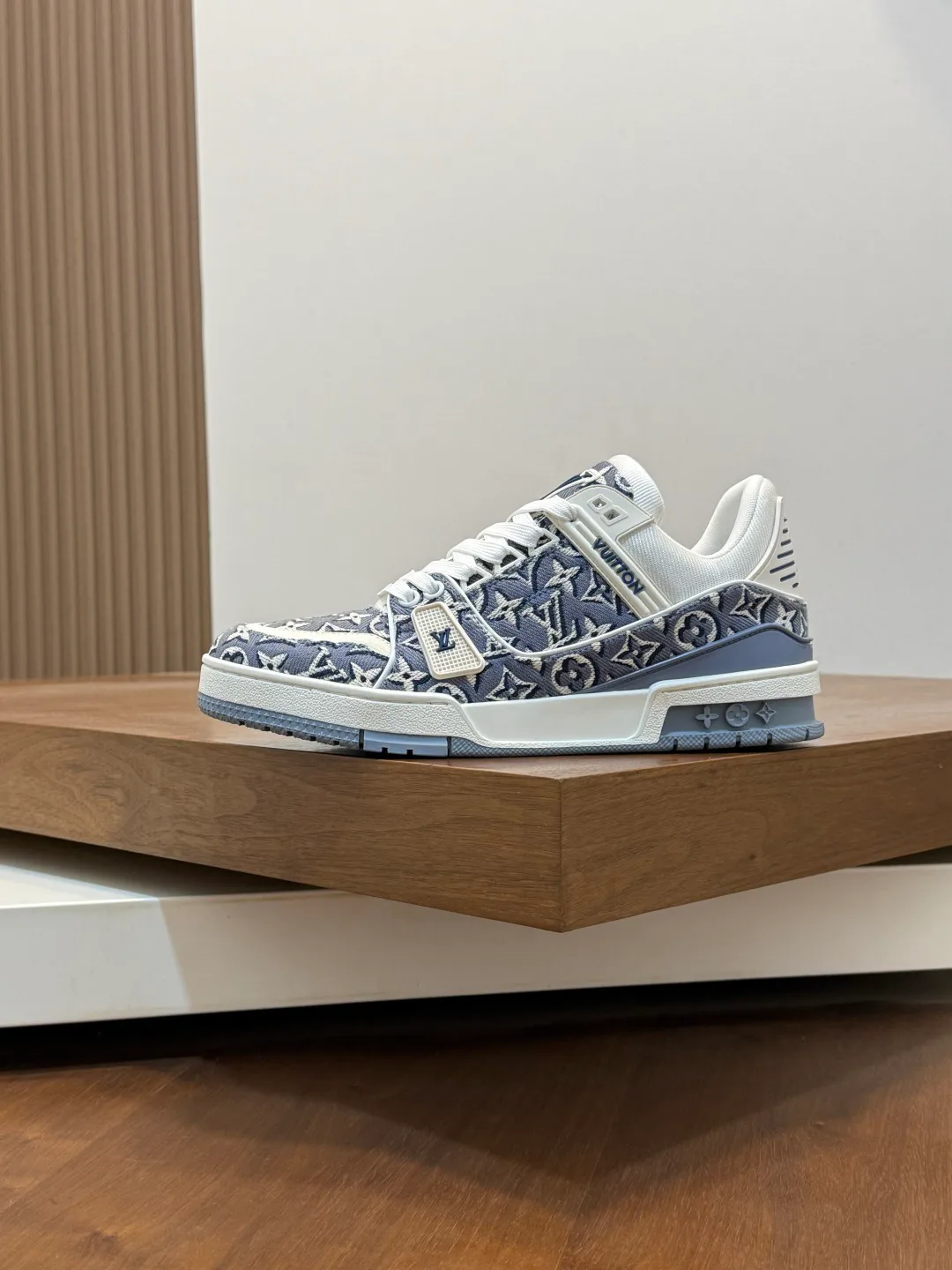 Women's Sneakers LOUIS VUITTON 17447608