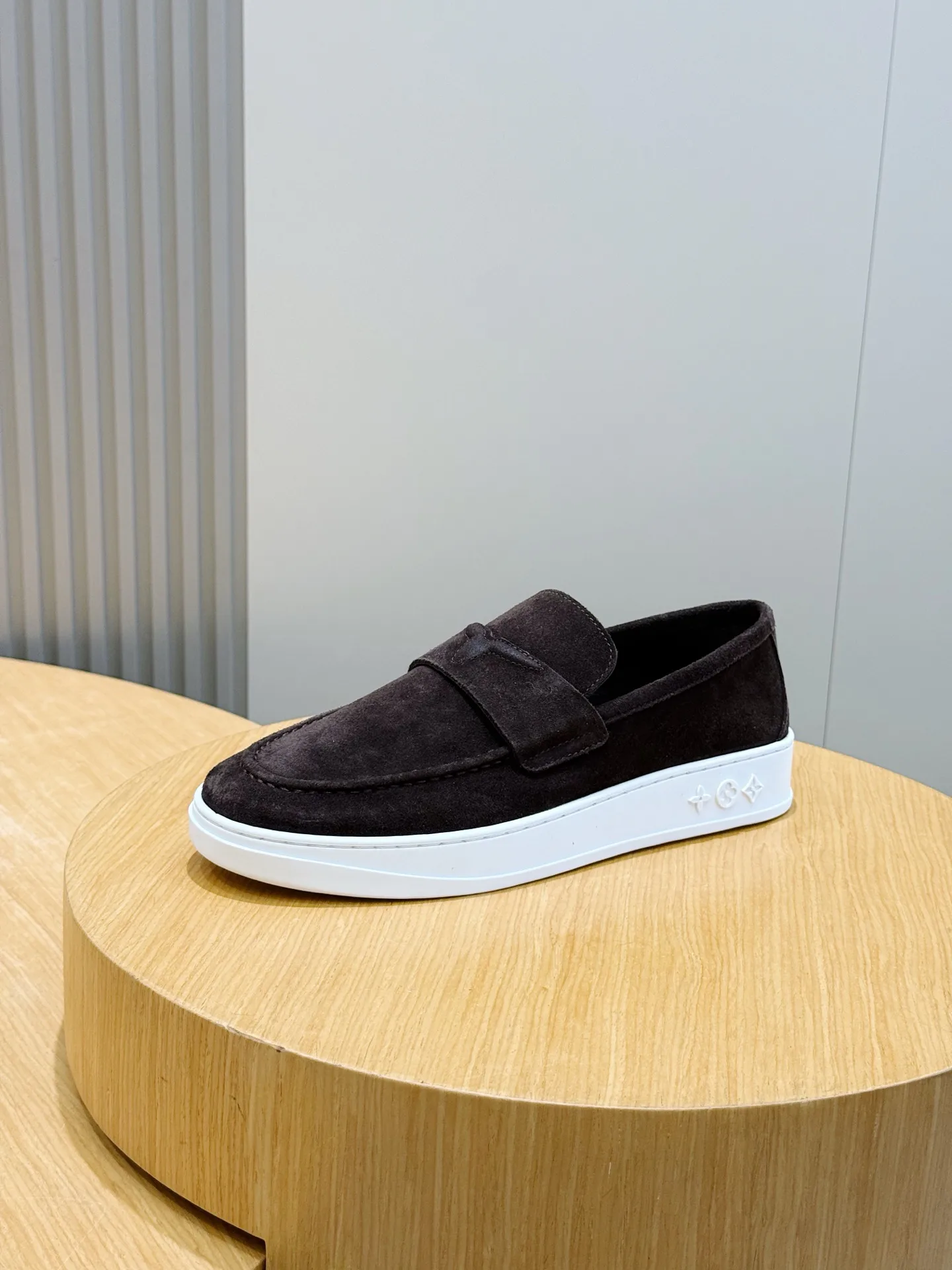 Men's Loafers And Dress Shoes LOUIS VUITTON 18100912