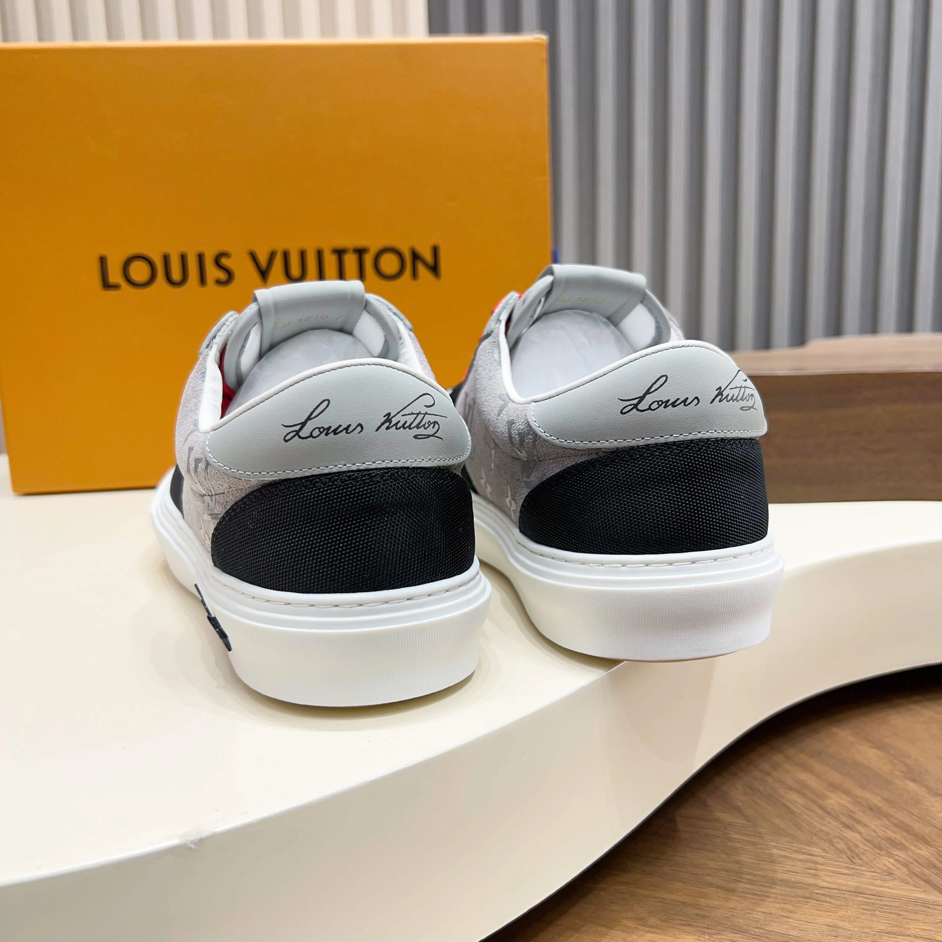 Men's Sneakers LOUIS VUITTON 18117094