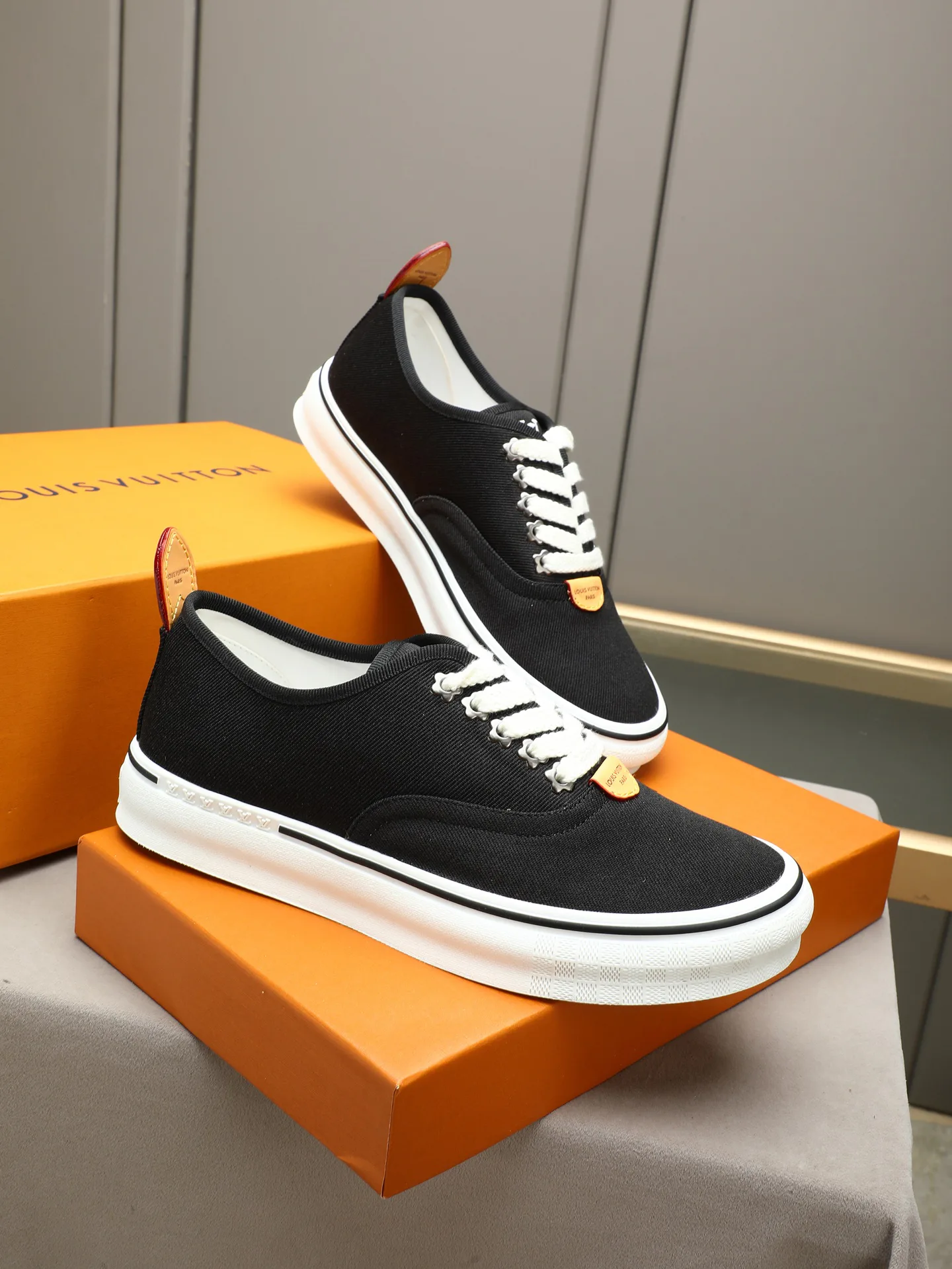 Women's Sneakers LOUIS VUITTON 17947254