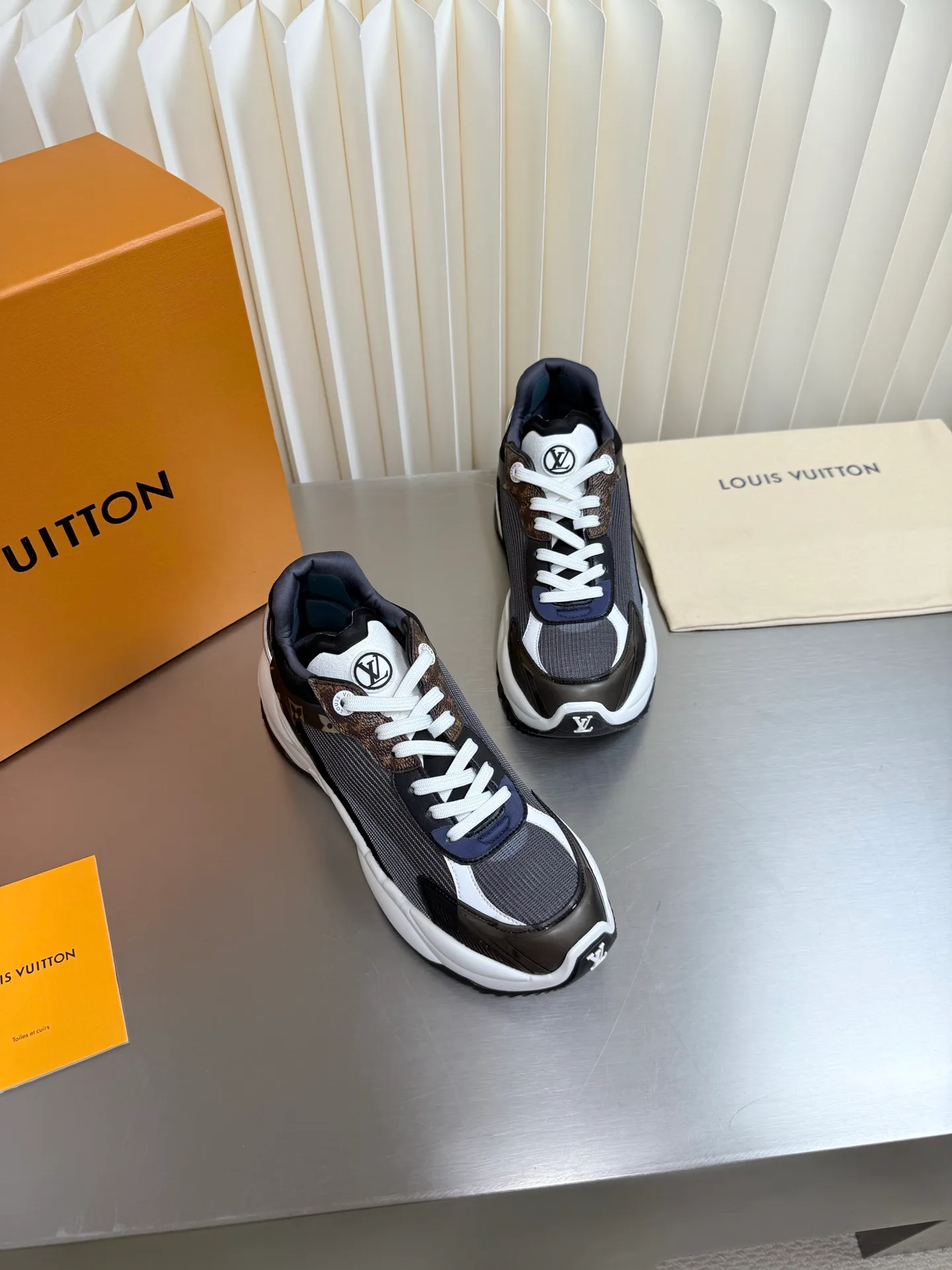 Women's Sneakers LOUIS VUITTON 17873176