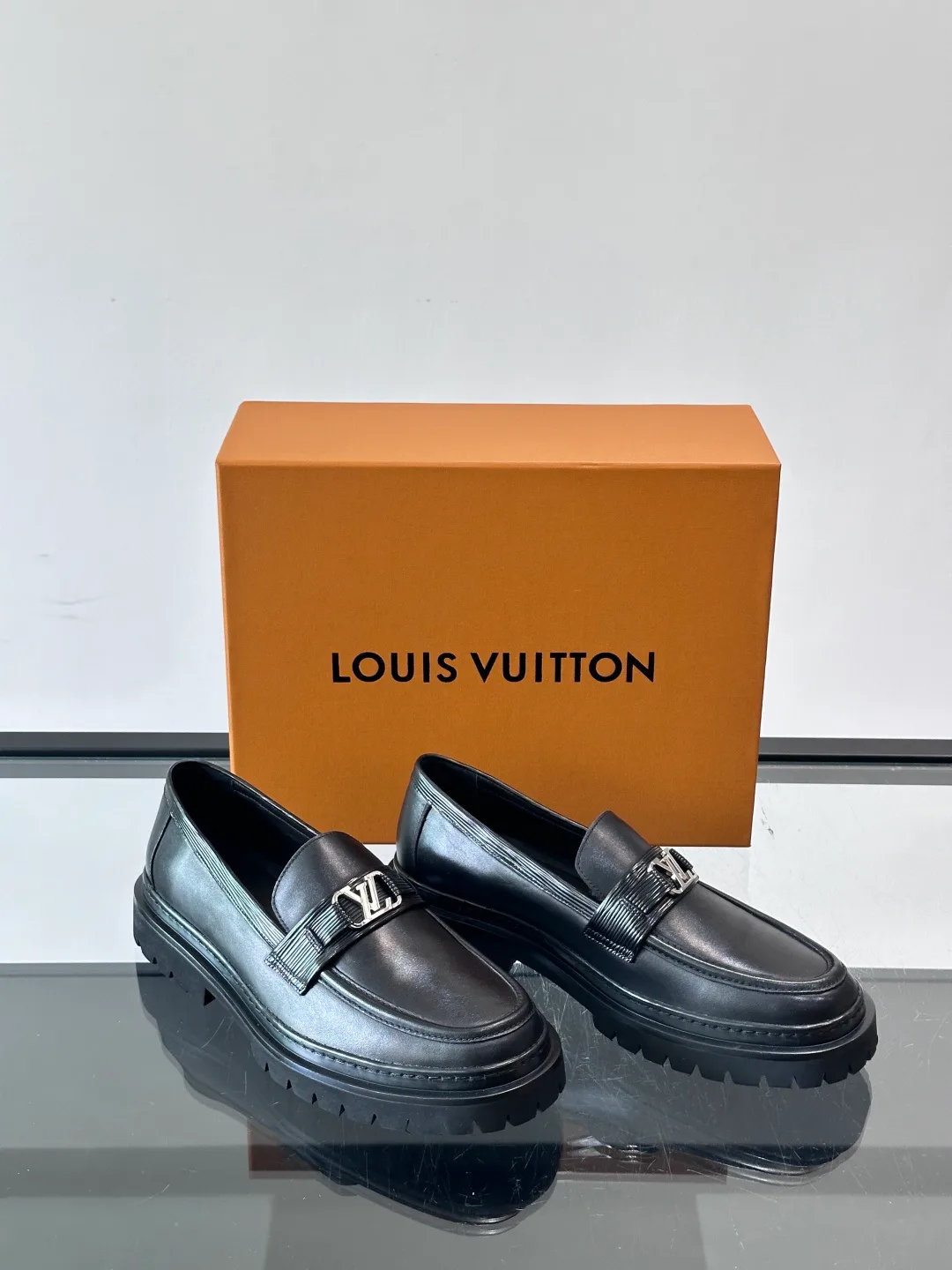 Men's Loafers And Dress Shoes LOUIS VUITTON 17646070