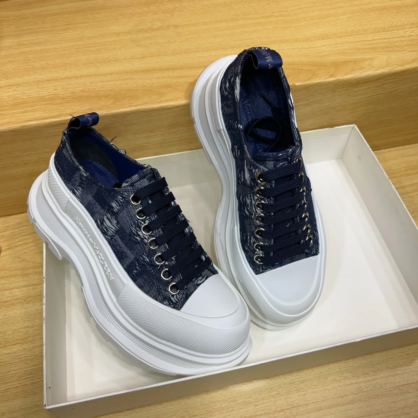 Women's Sneakers ALEXANDER MCQUEEN 17545304