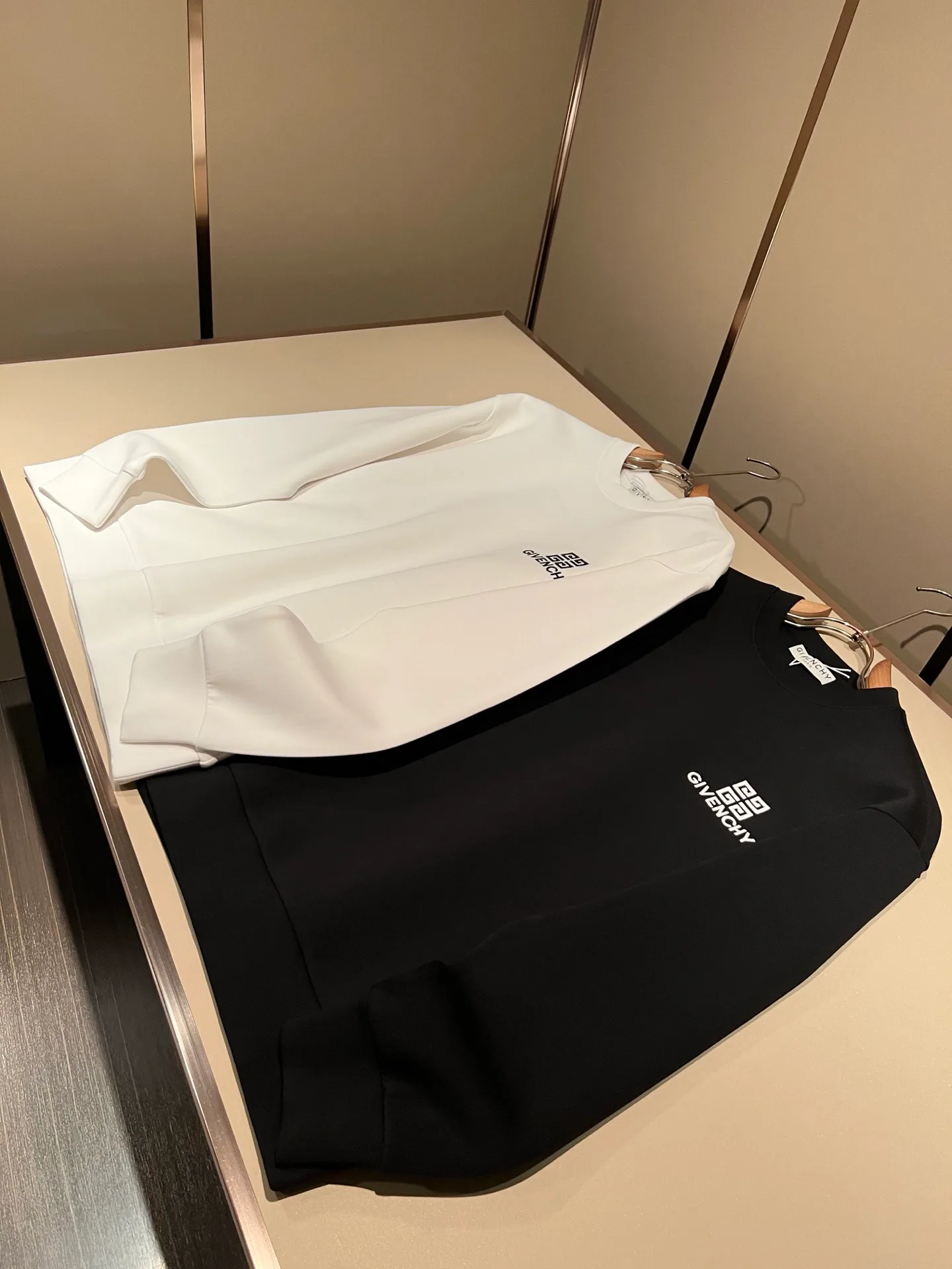 Men's Sweatshirts And Hoodies GIVENCHY 18081246