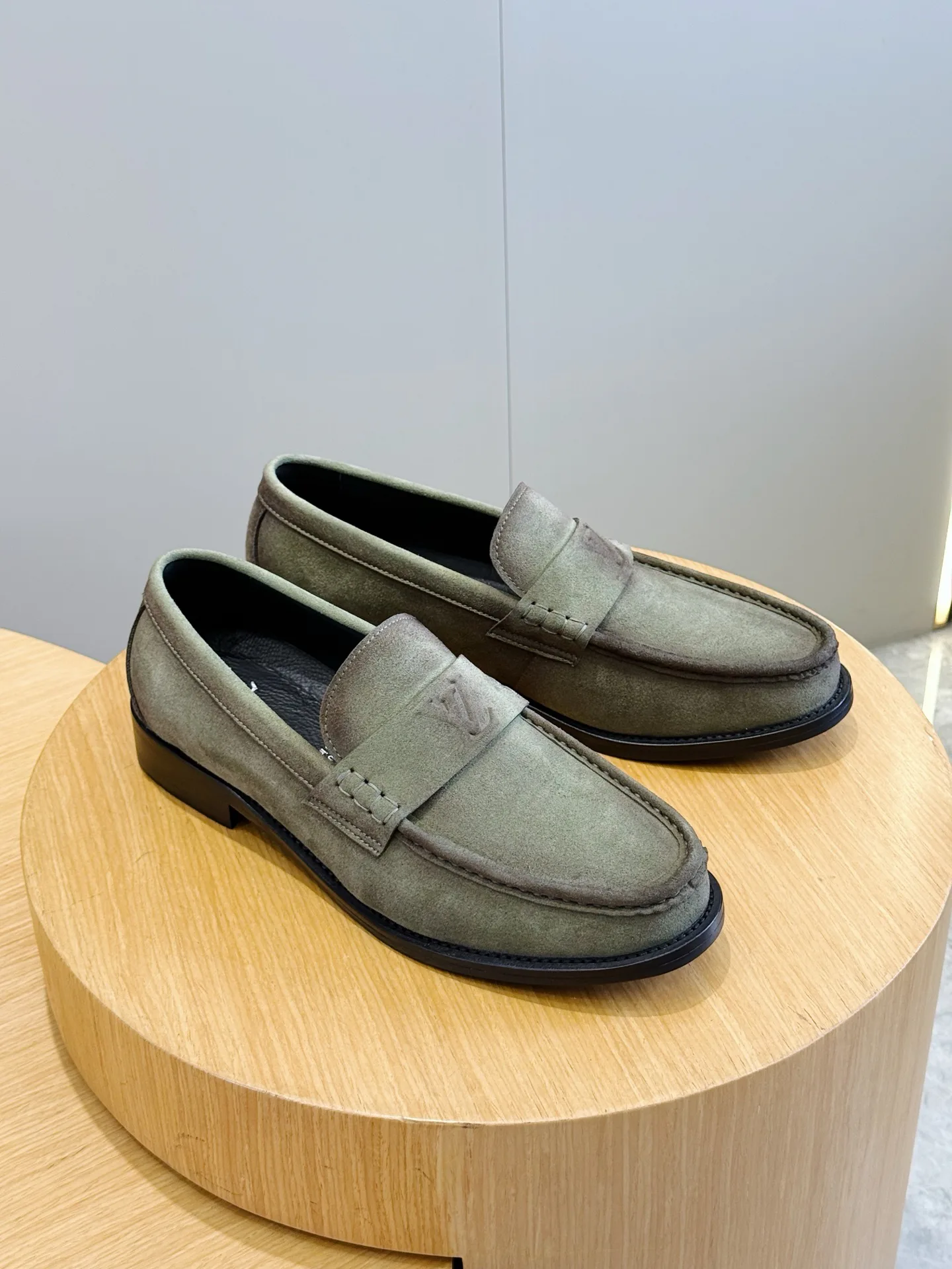 Men's Loafers And Dress Shoes LOUIS VUITTON 18247428