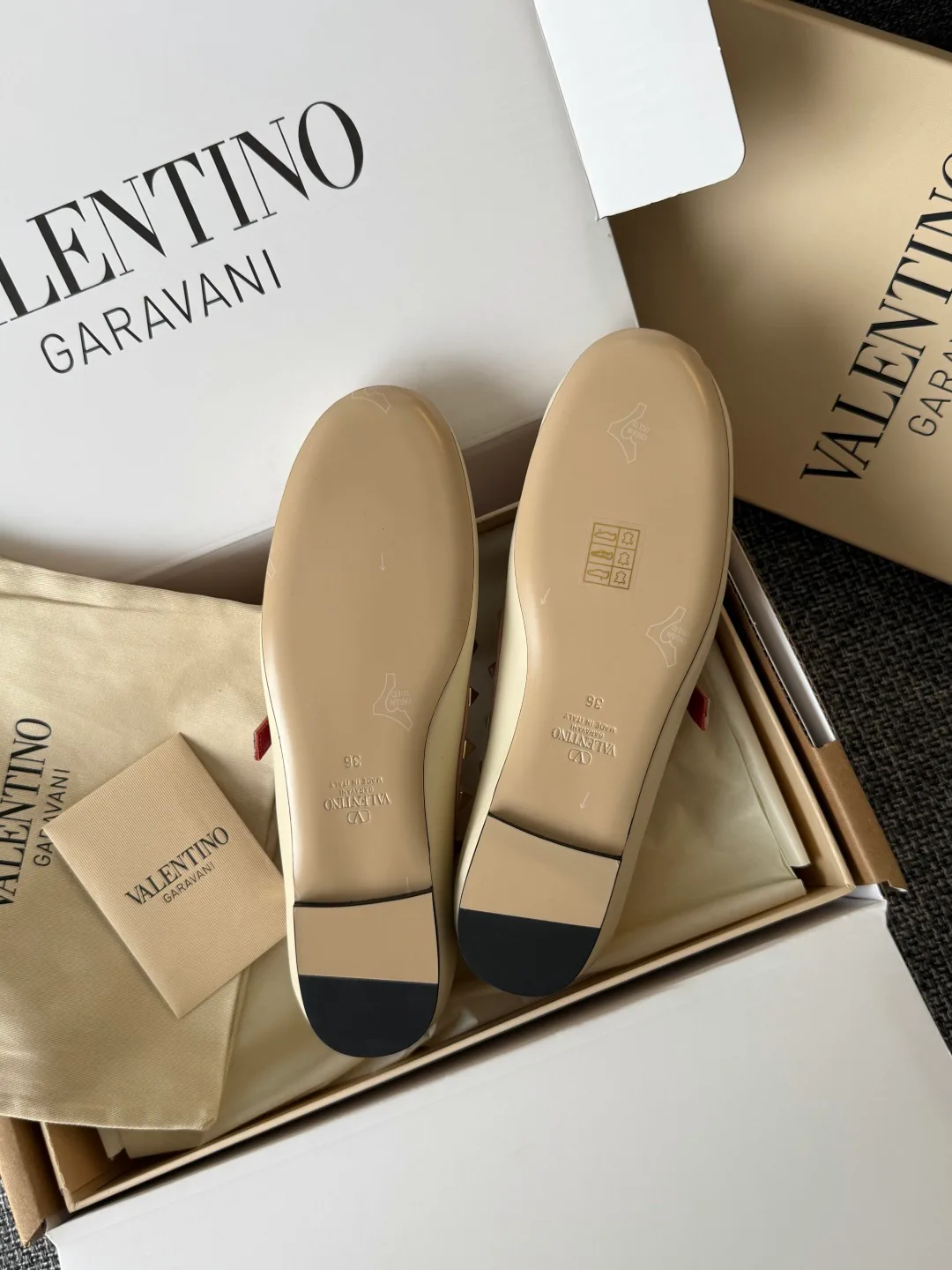 Women's Ballet Flats VALENTINO 18243750