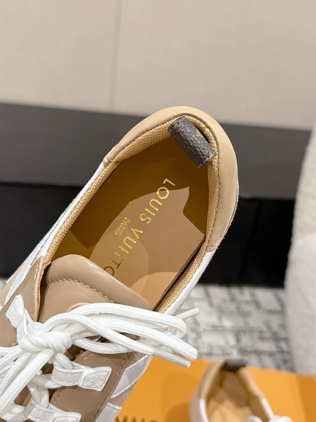 Women's Sneakers LOUIS VUITTON 18409746