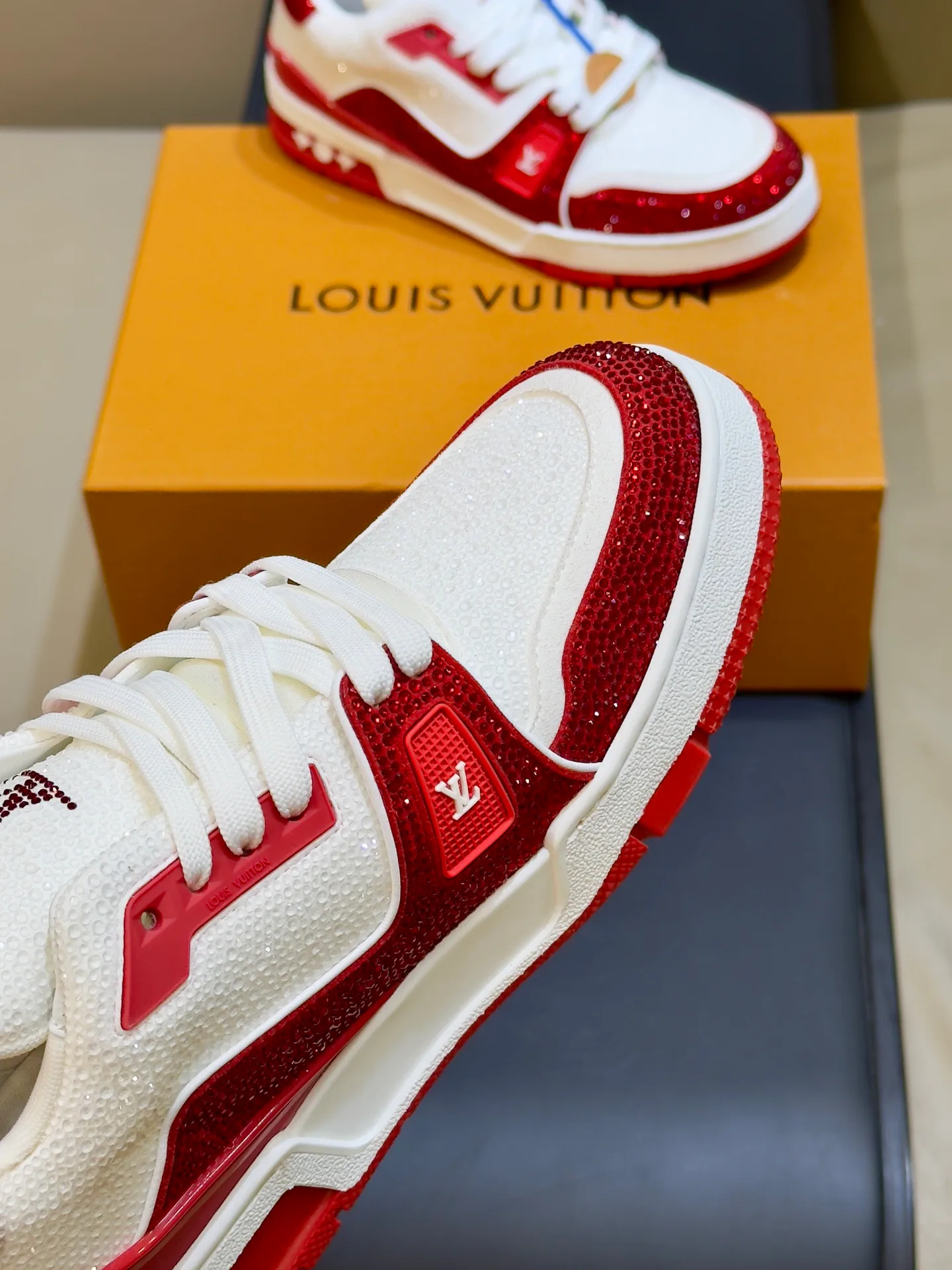 Women's Sneakers LOUIS VUITTON 18073559