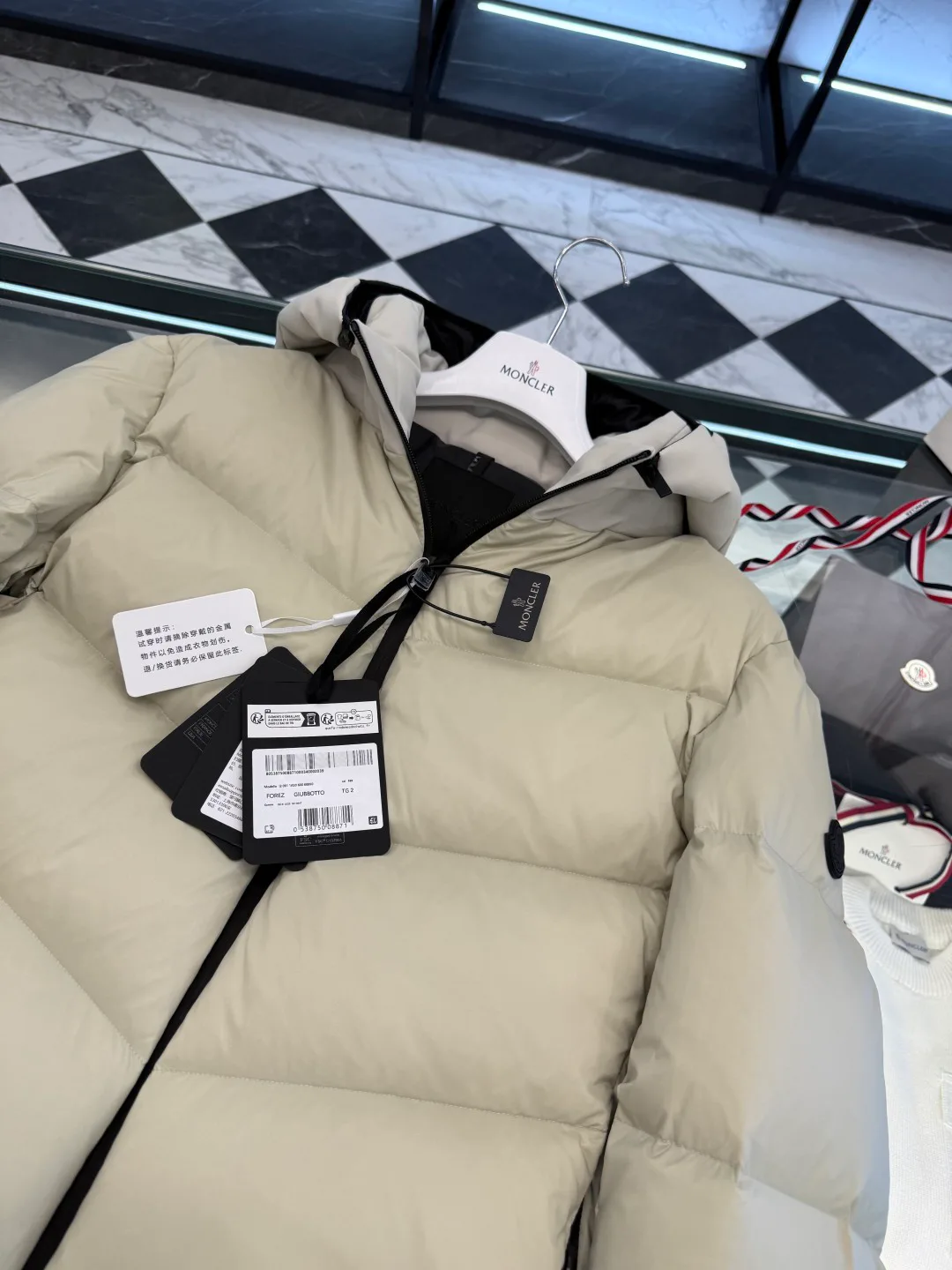 Women's Jackets And Down Jackets MONCLER 17864057