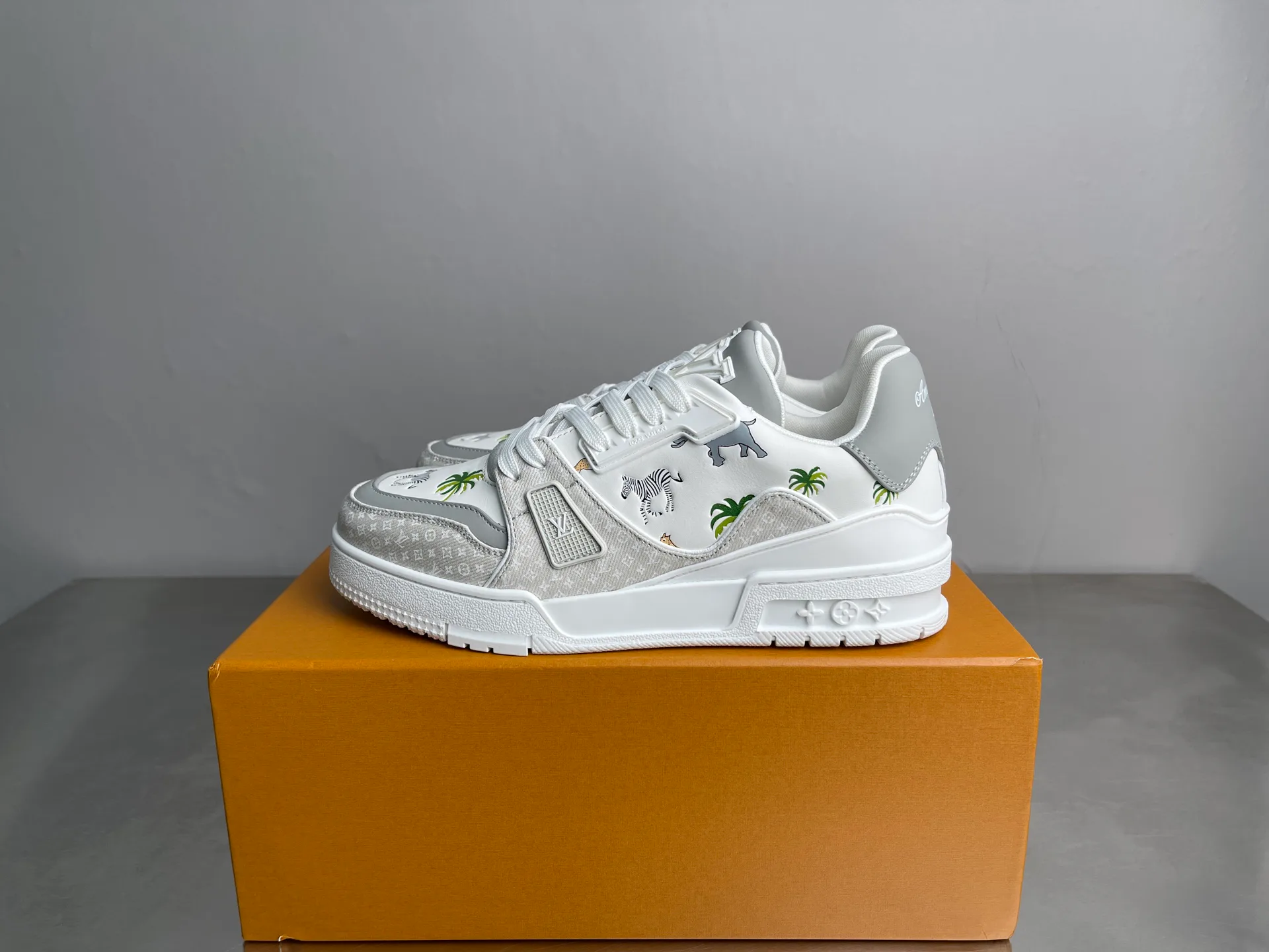 Men's Sneakers LOUIS VUITTON 18437394