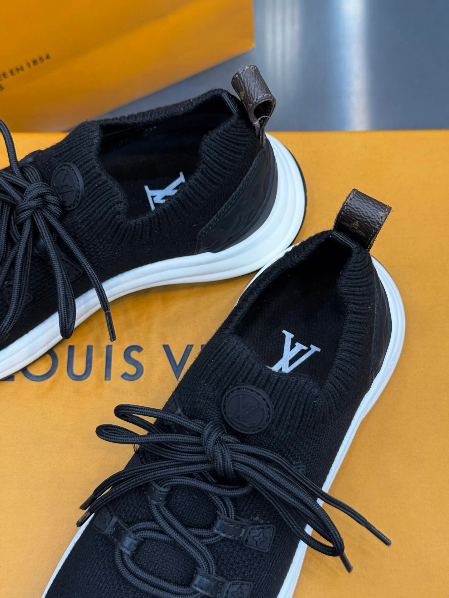 Women's Sneakers LOUIS VUITTON 18202471