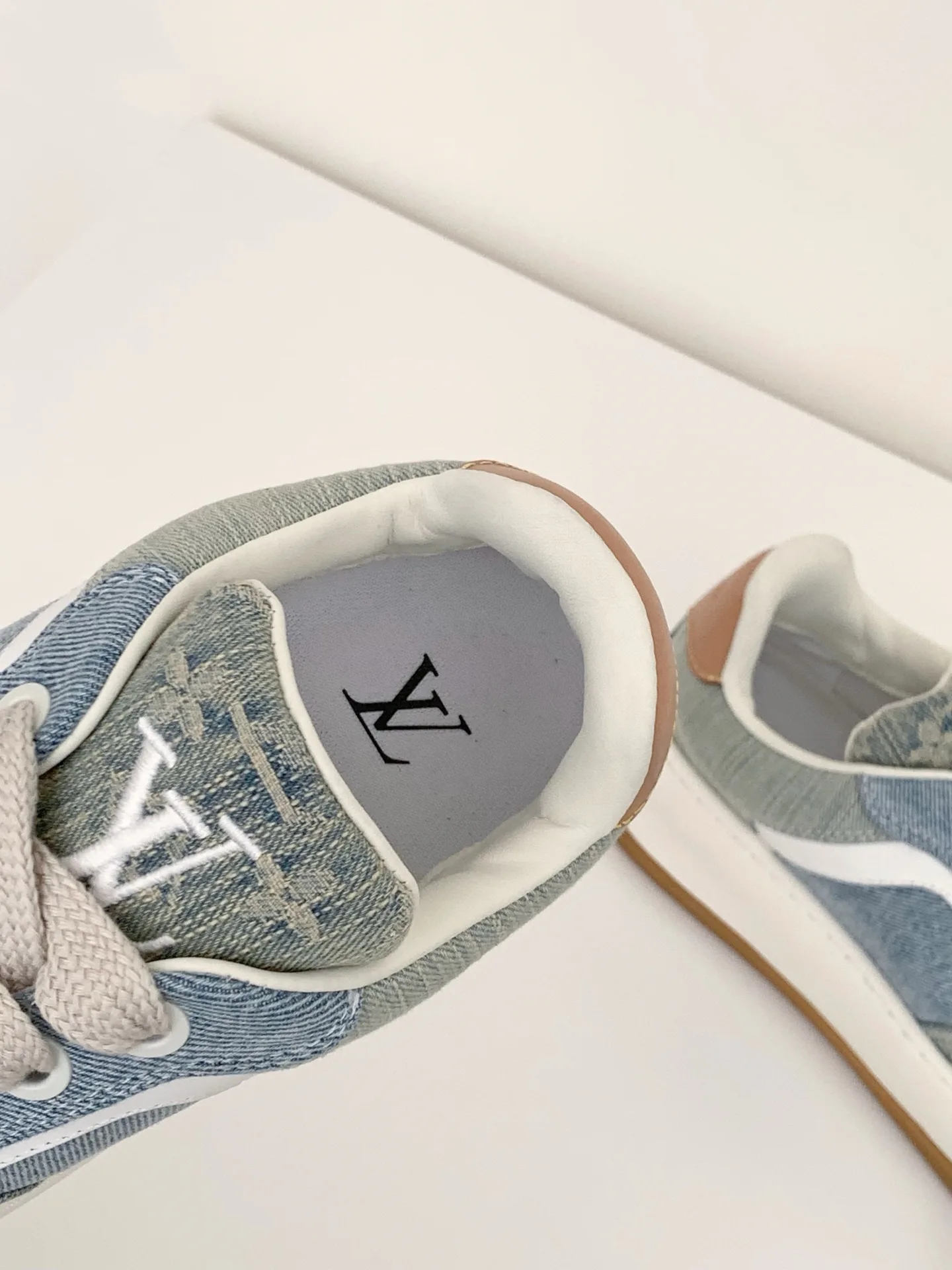 Women's Sneakers LOUIS VUITTON 18375771