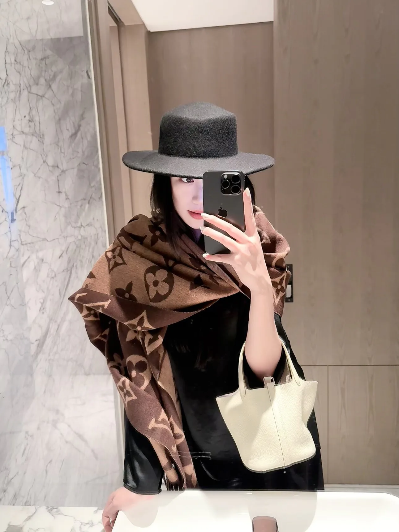 Scarves LOUIS VUITTON 18322510