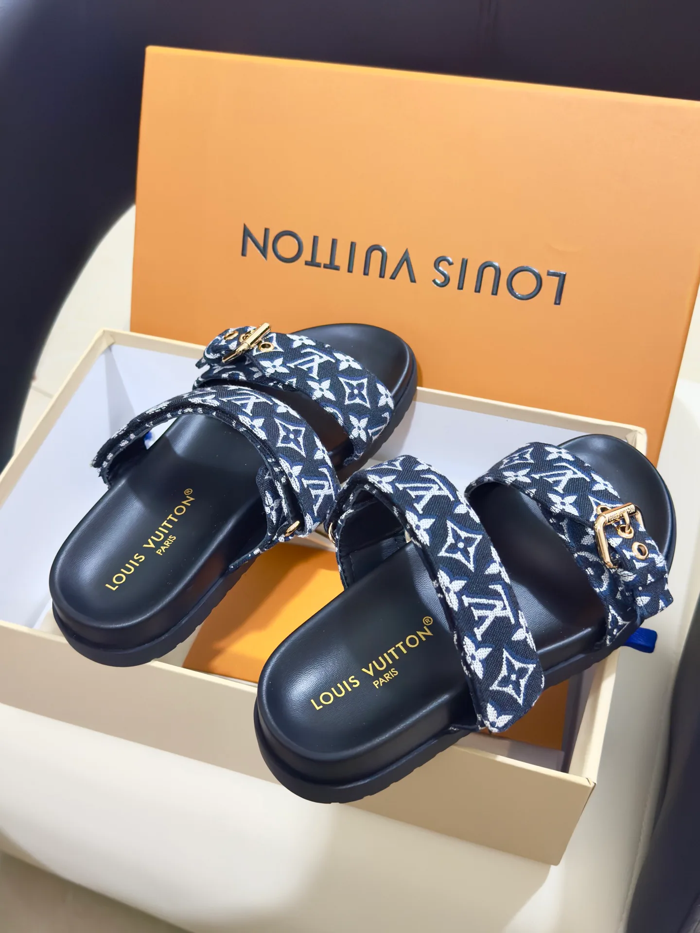 Women's Flip-Flops LOUIS VUITTON 18073420