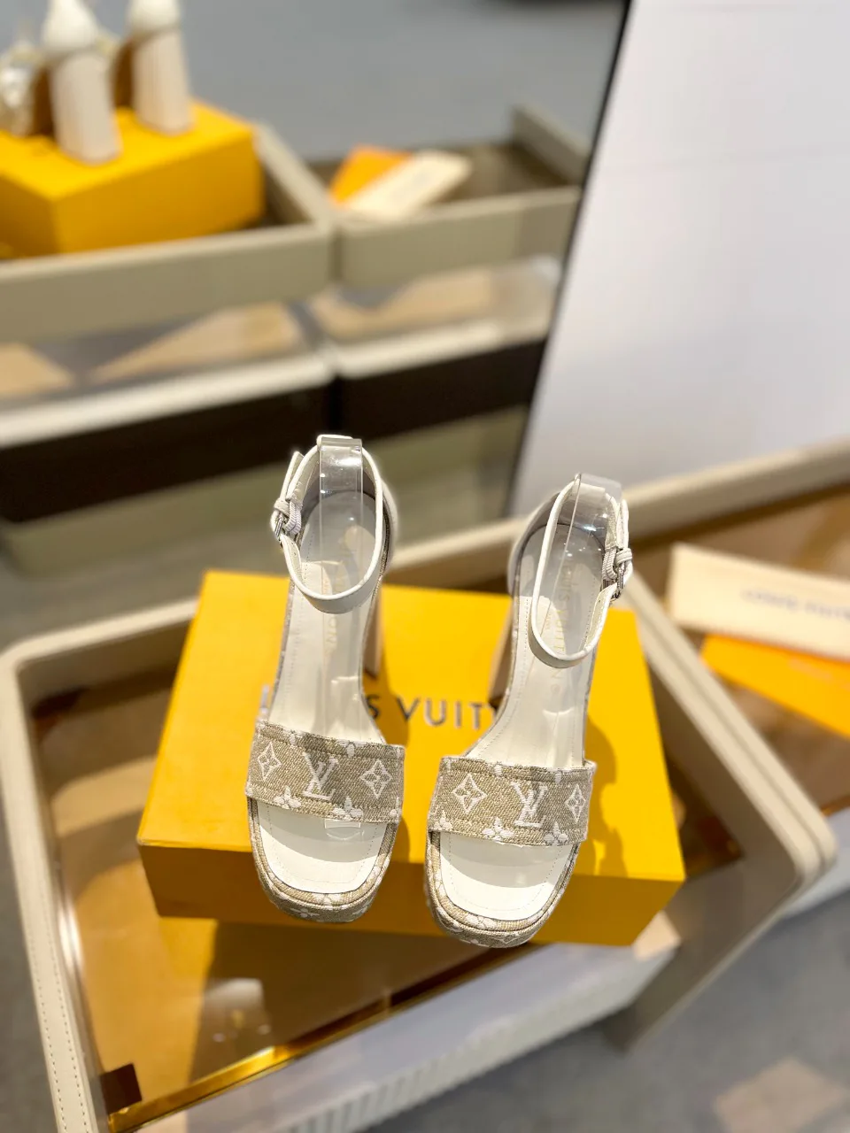 Women's Open-Toe Sandals LOUIS VUITTON 17946840