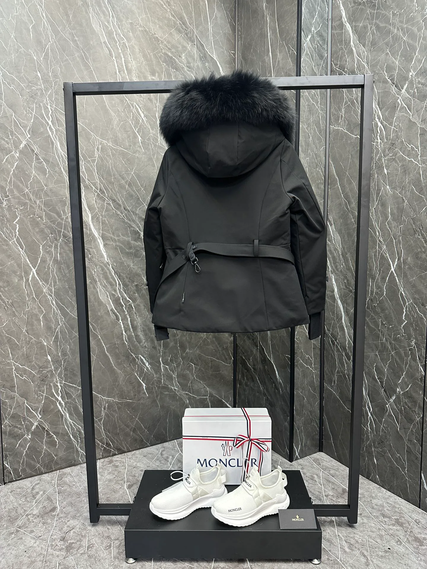 Women's Jackets And Down Jackets MONCLER 18133805
