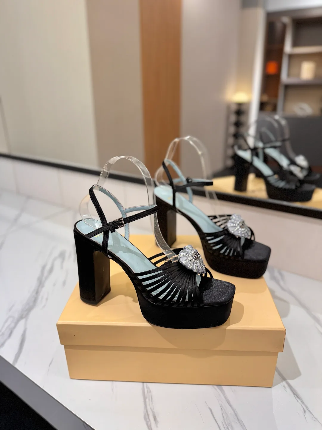 Women's Open-Toe Sandals VALENTINO 18134893