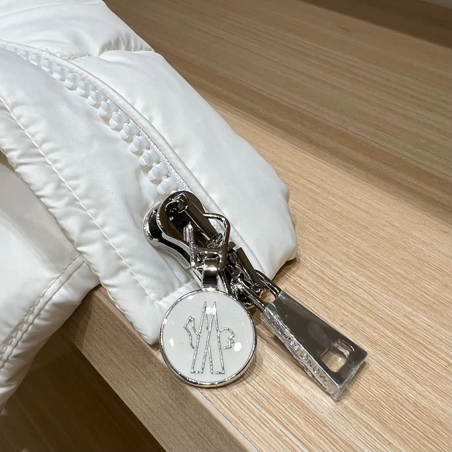 Women's Jackets And Down Jackets MONCLER 18328164