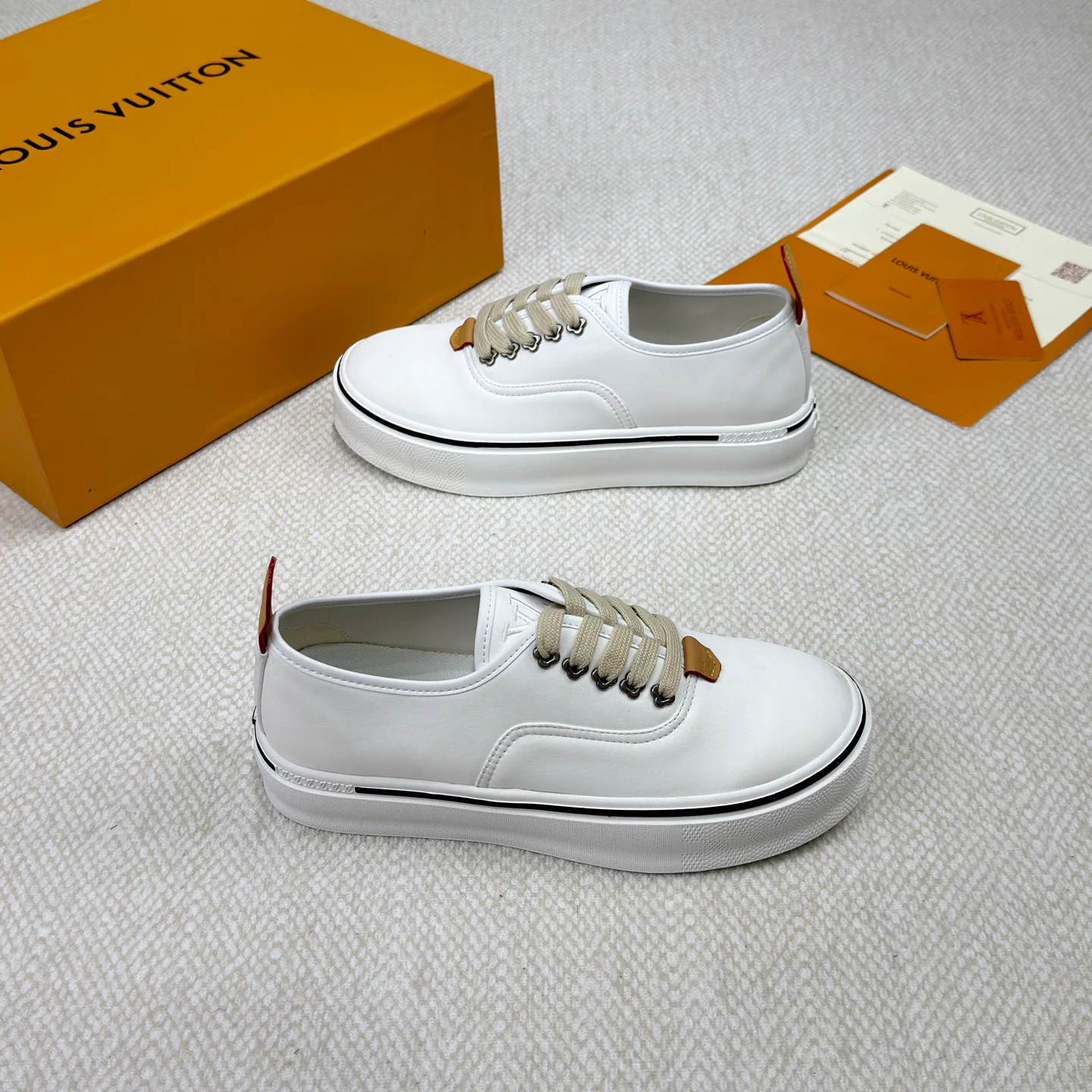 Men's Sneakers LOUIS VUITTON 18365134