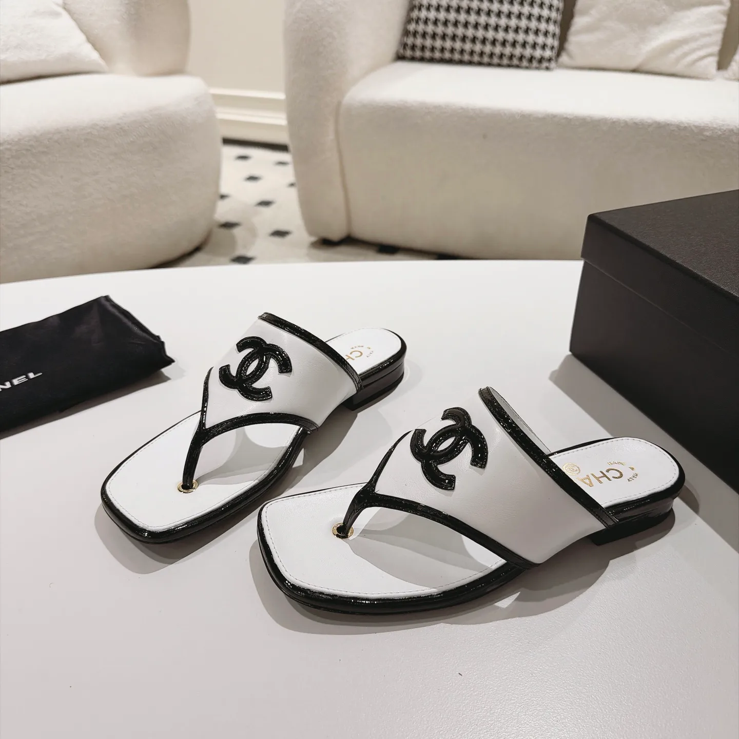 Women's Flip-Flops CHANEL 17802688