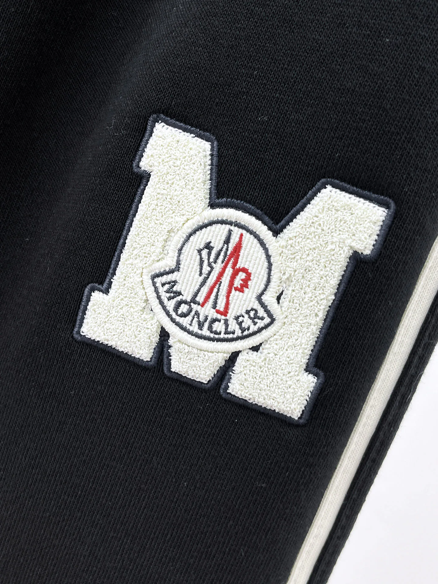 Men's Trousers MONCLER 18399417
