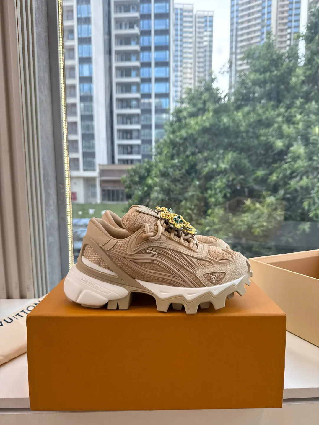 Women's Sneakers LOUIS VUITTON 18053493