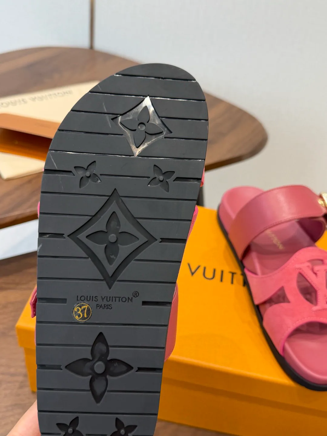 Шлепанцы Женские Louis Vuitton 18687524