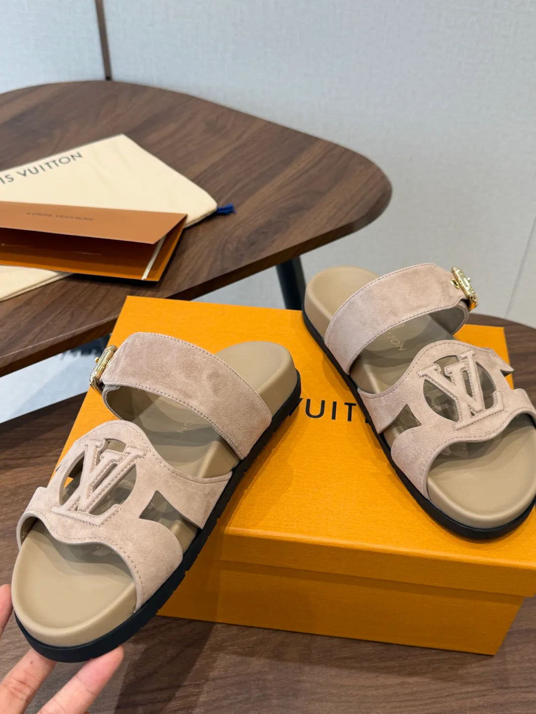 Шлепанцы Женские Louis Vuitton 18687518