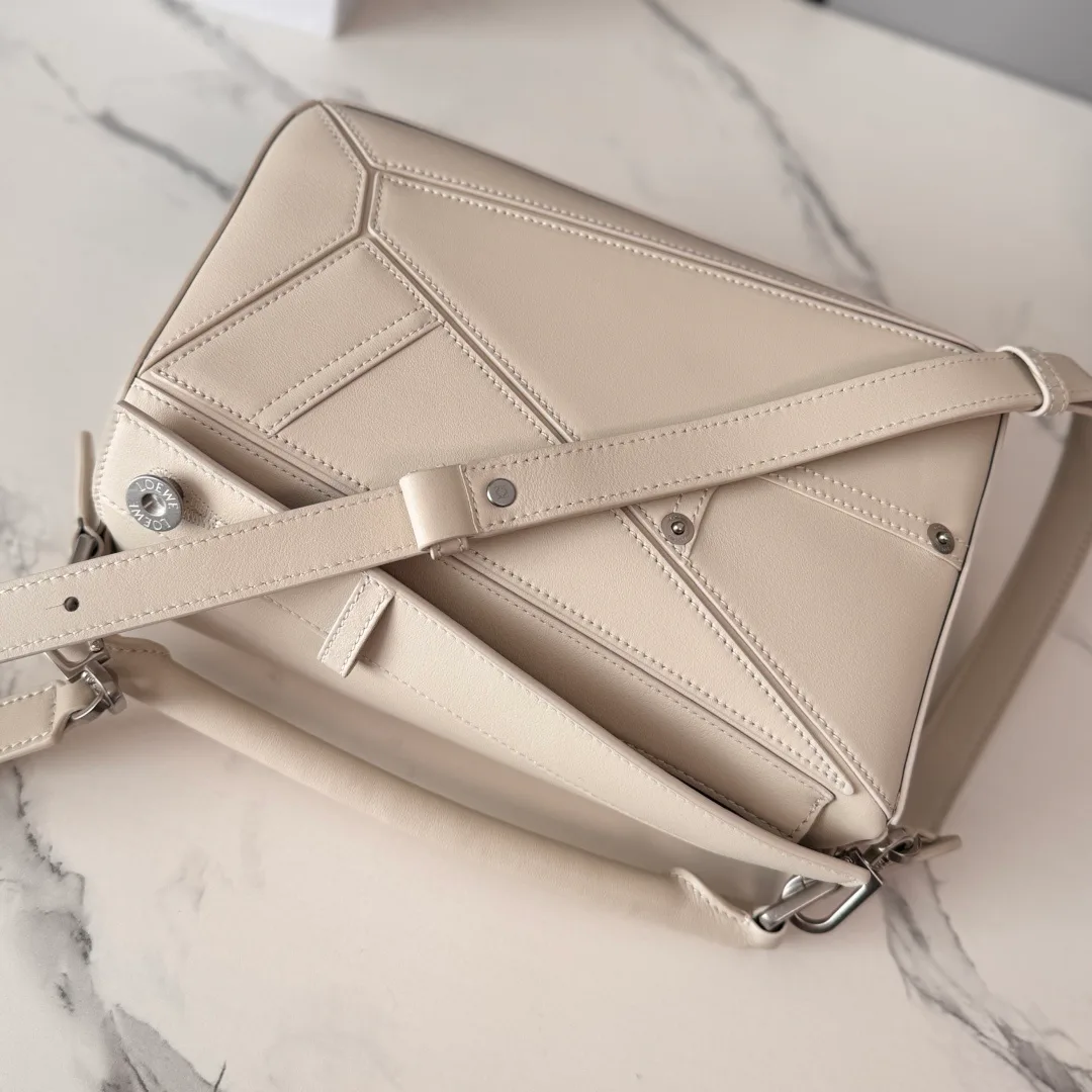 Women's Classic Handbags LOEWE 18004238