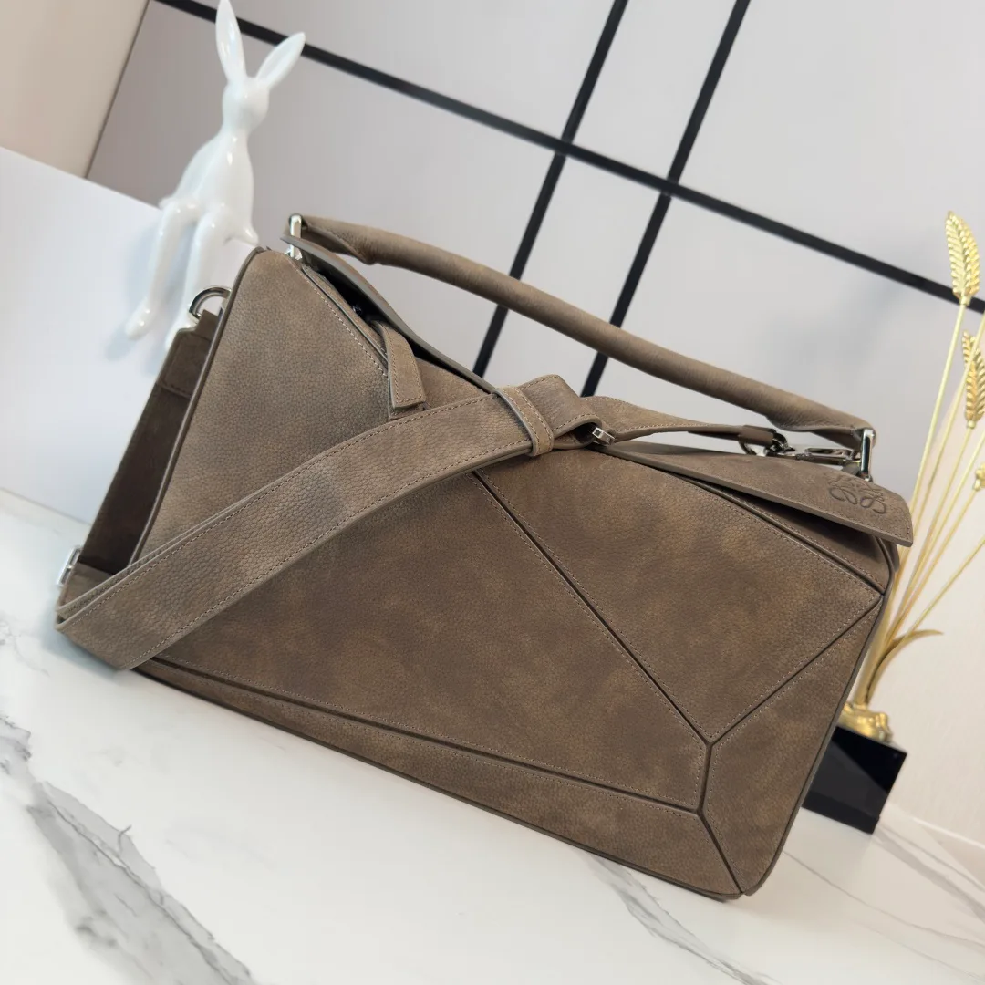 Women's Classic Handbags LOEWE 18030347