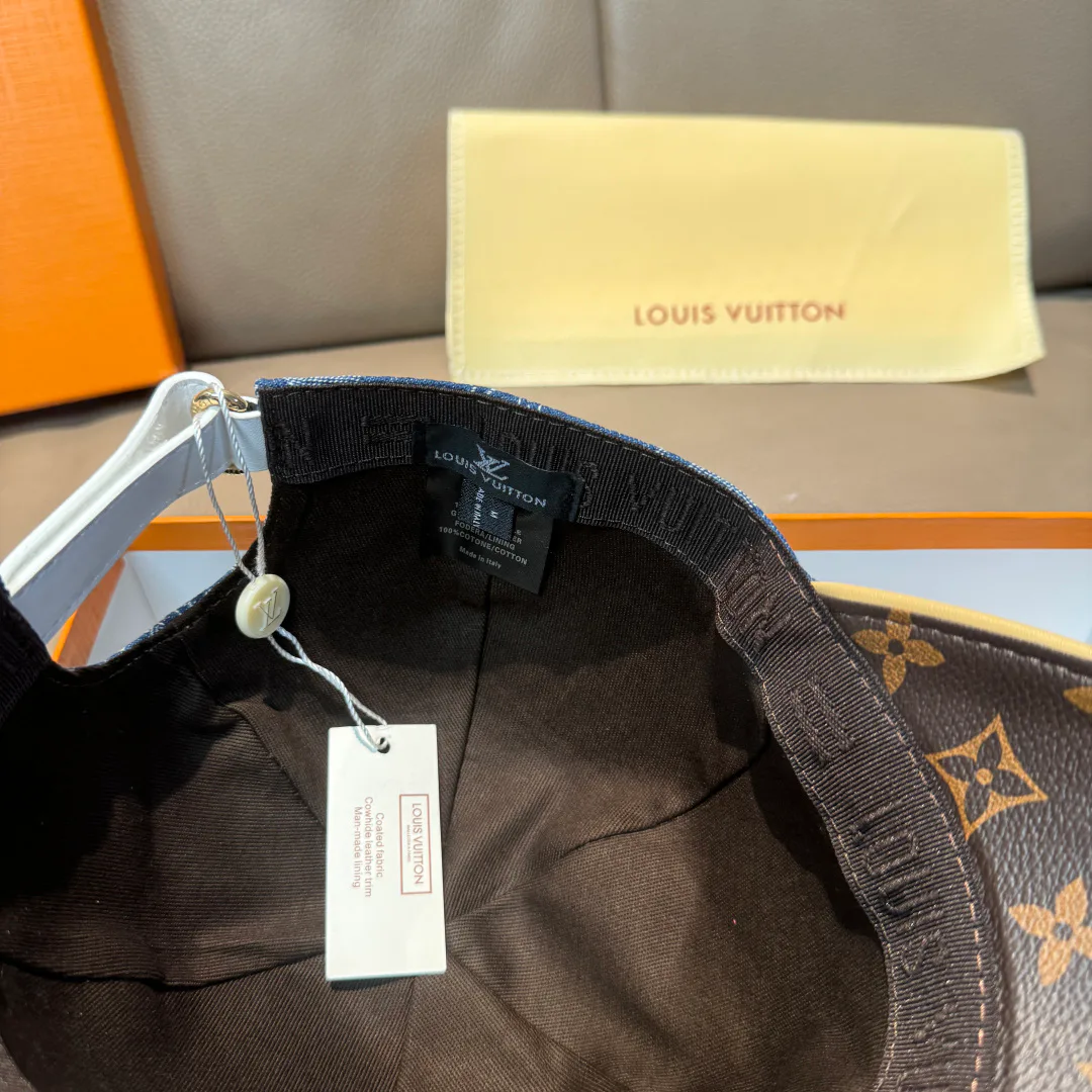 Hats LOUIS VUITTON 18347056