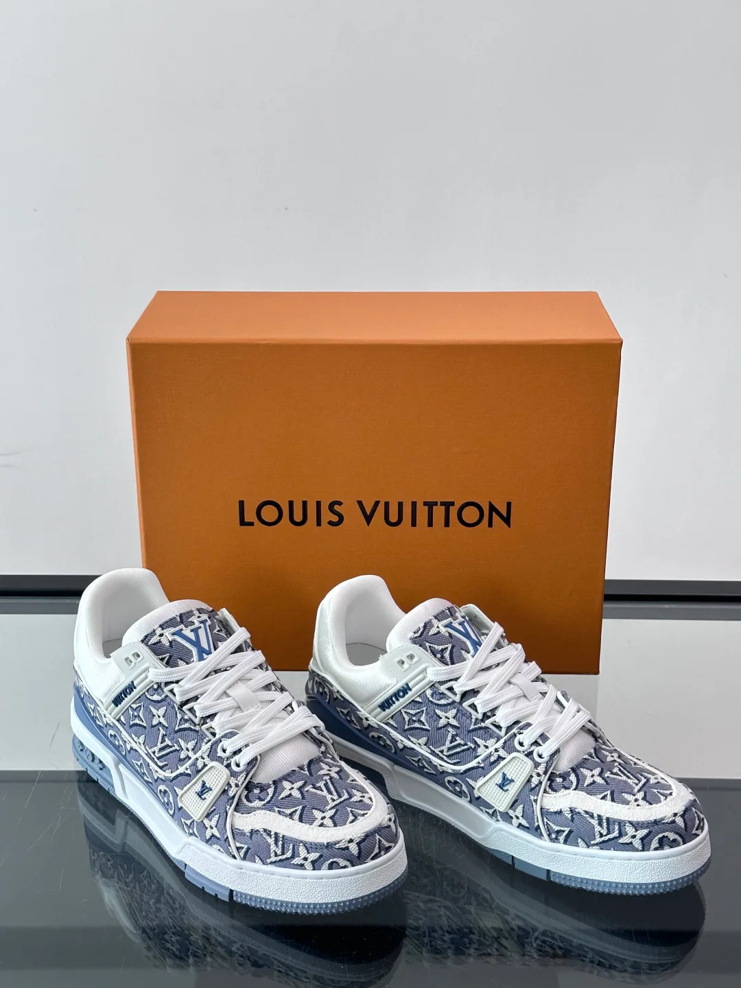 Women's Sneakers LOUIS VUITTON 18039738