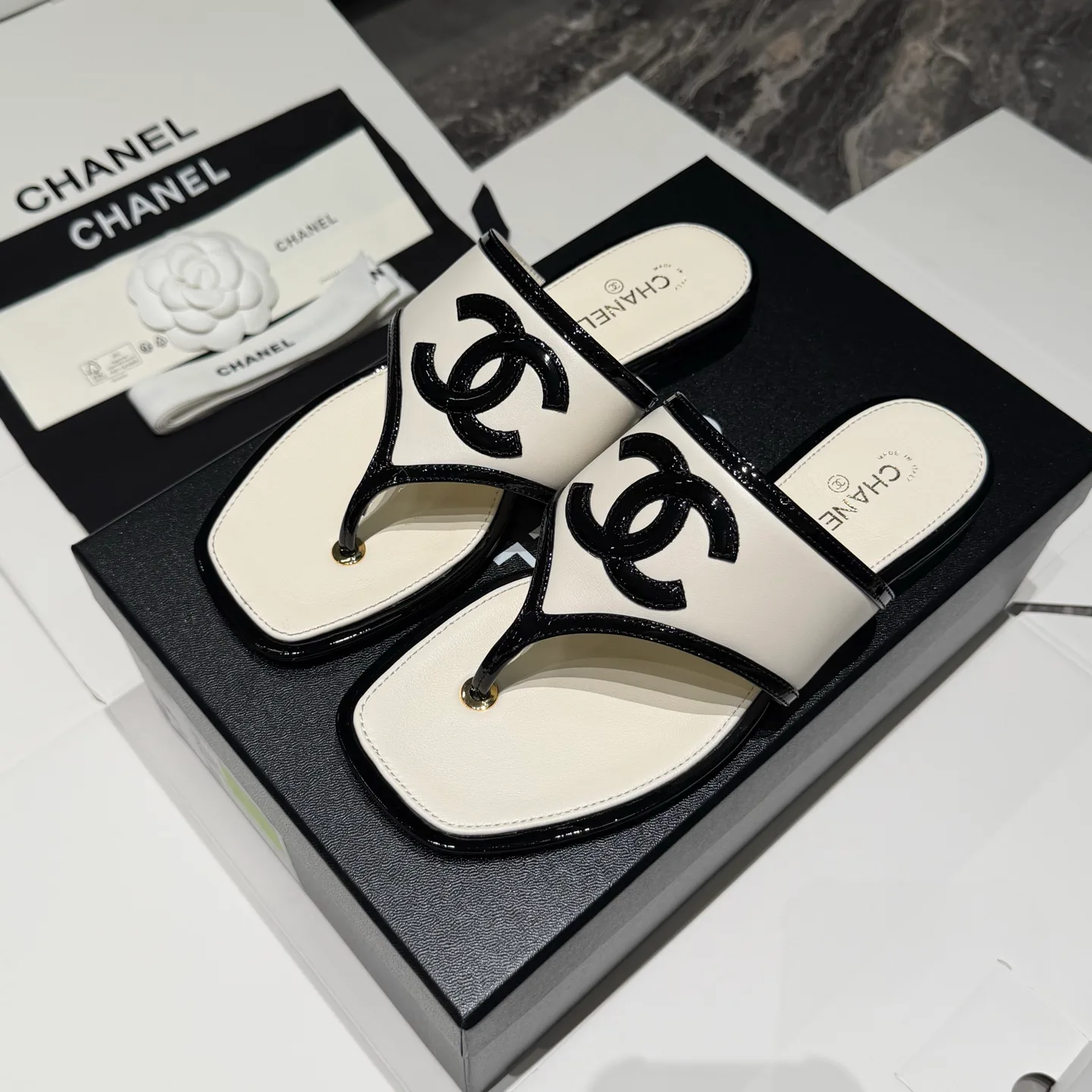 Women's Flip-Flops CHANEL 18121357