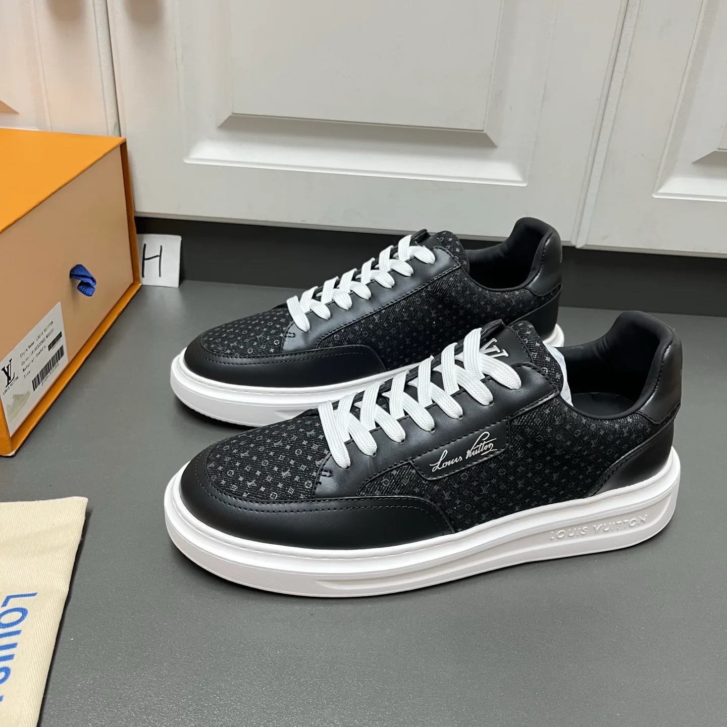 Men's Sneakers LOUIS VUITTON 18500171