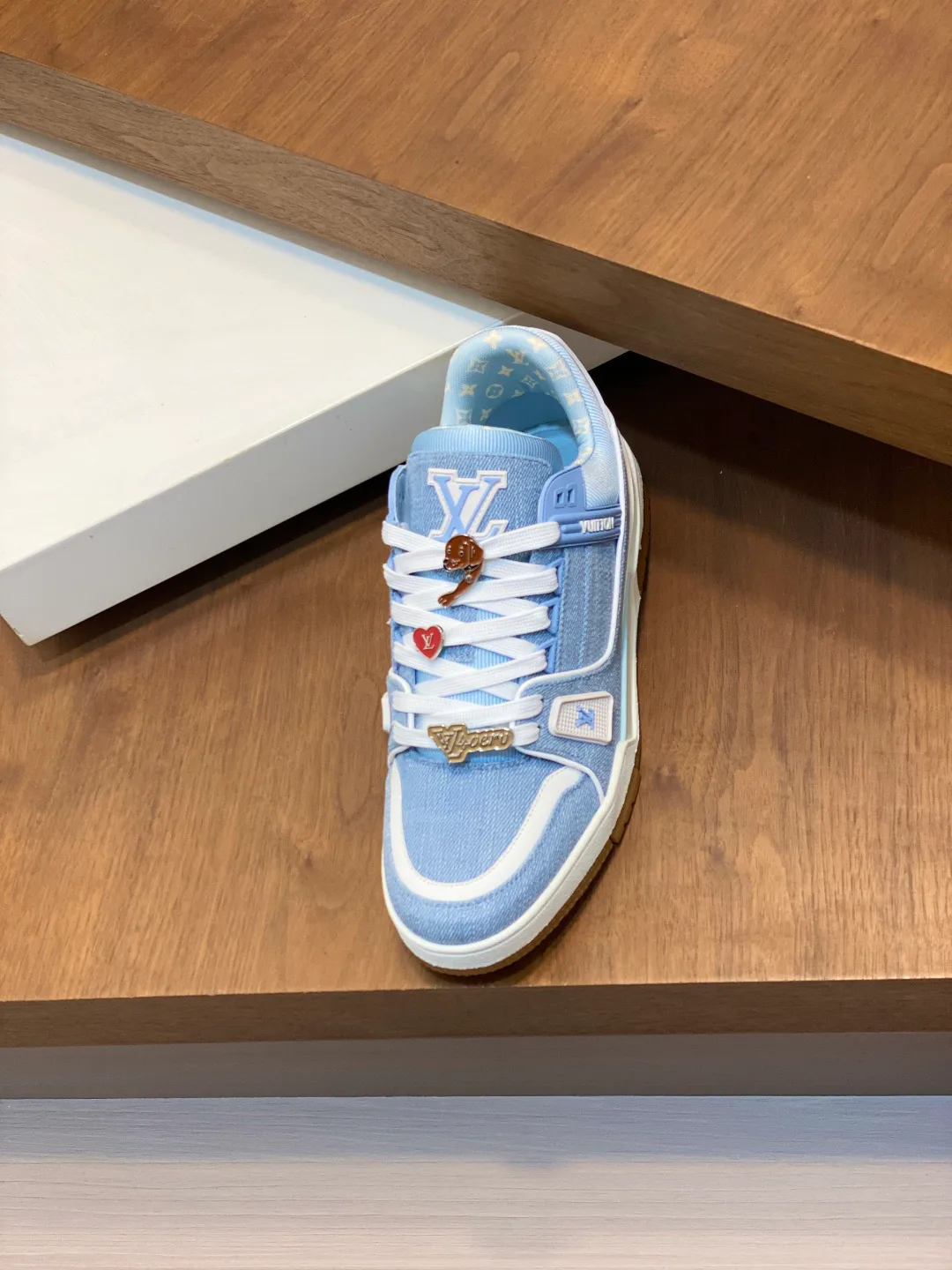 Women's Sneakers LOUIS VUITTON 18100325
