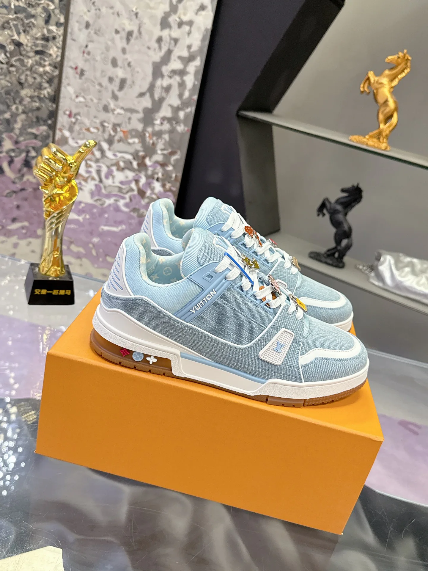 Women's Sneakers LOUIS VUITTON 18104017